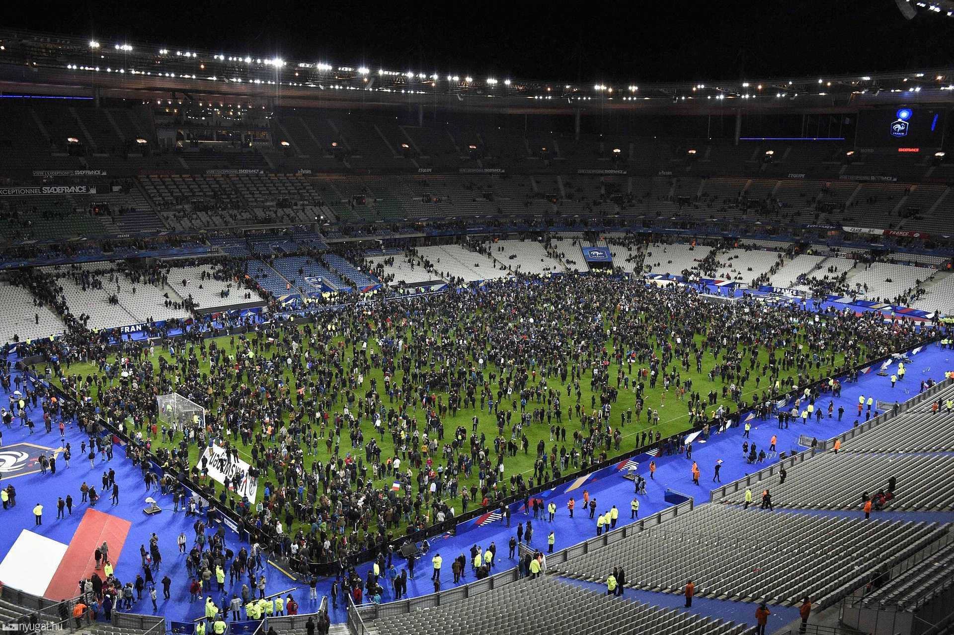 A pályán gyülekeztek a szurkolók a Stade de France-ban
