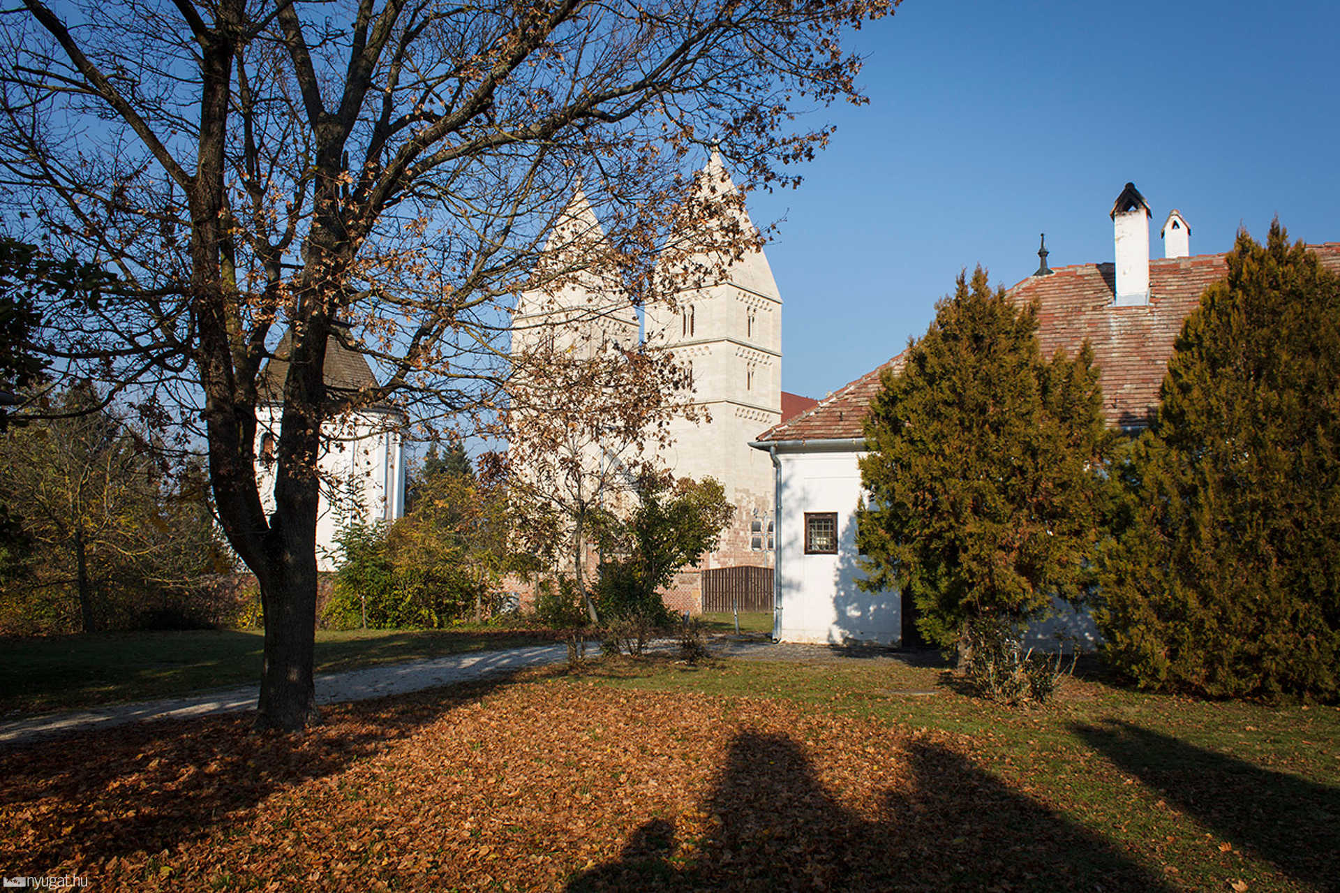 Ősz a jáki templomnál