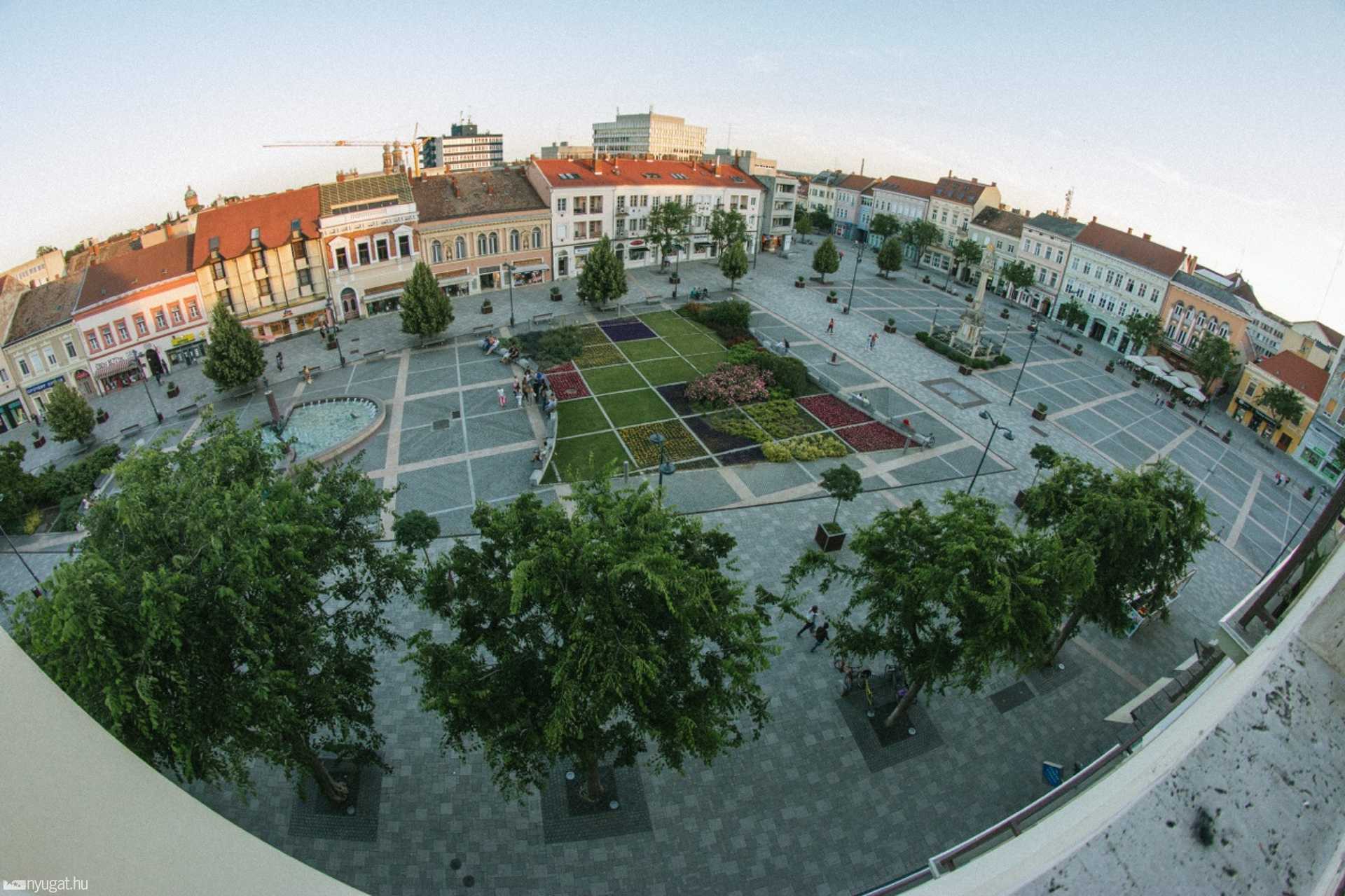Egy Fő téri ablakból
