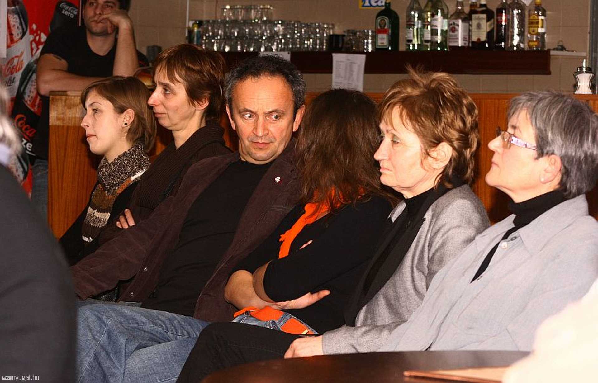 Színészek a közönség soraiban