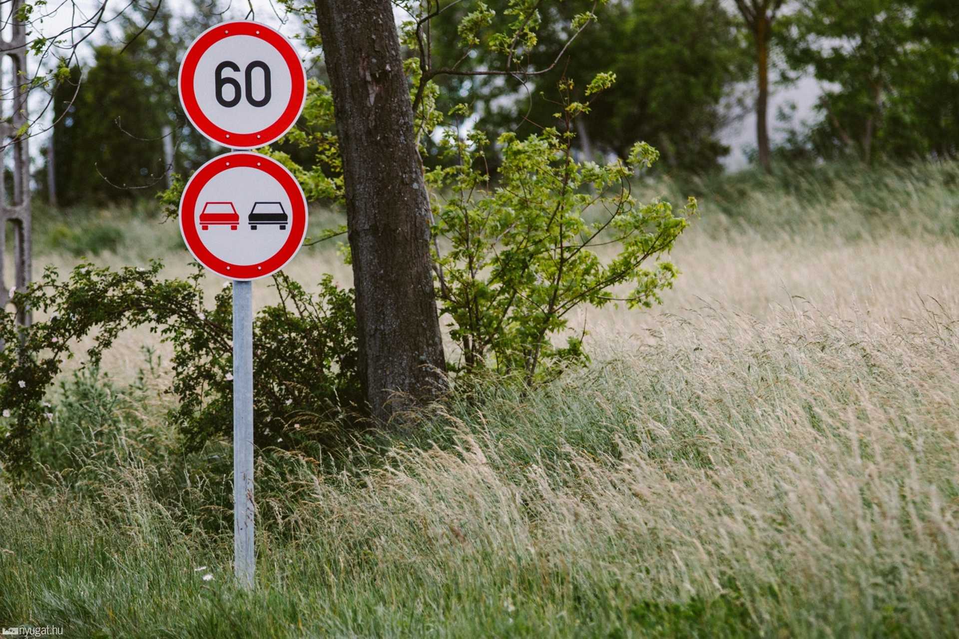 Gazos az út széle Újperint és Ják között