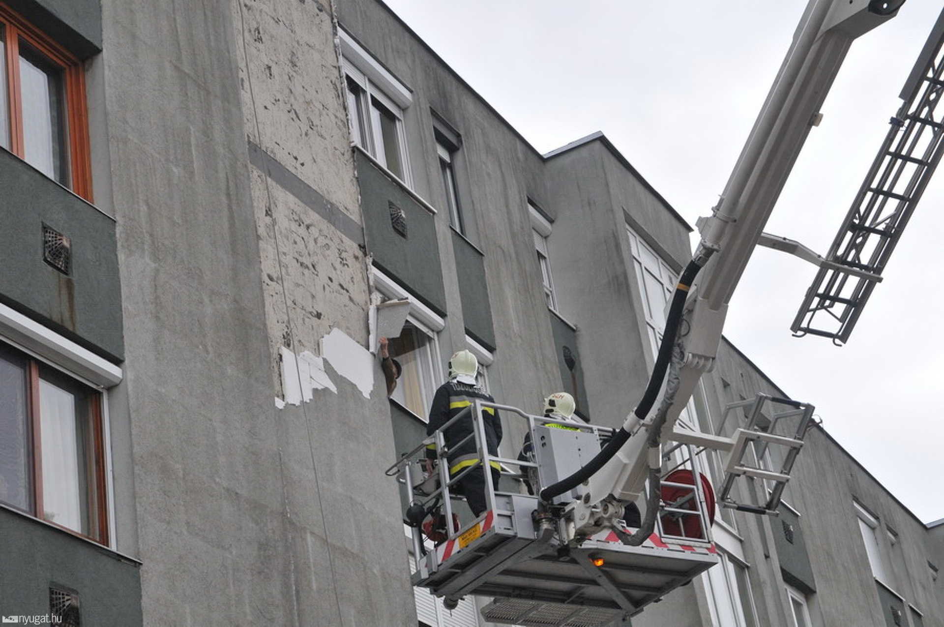 Vakolat és szigetelés omlott le a Bem utcában, Szombathelyen