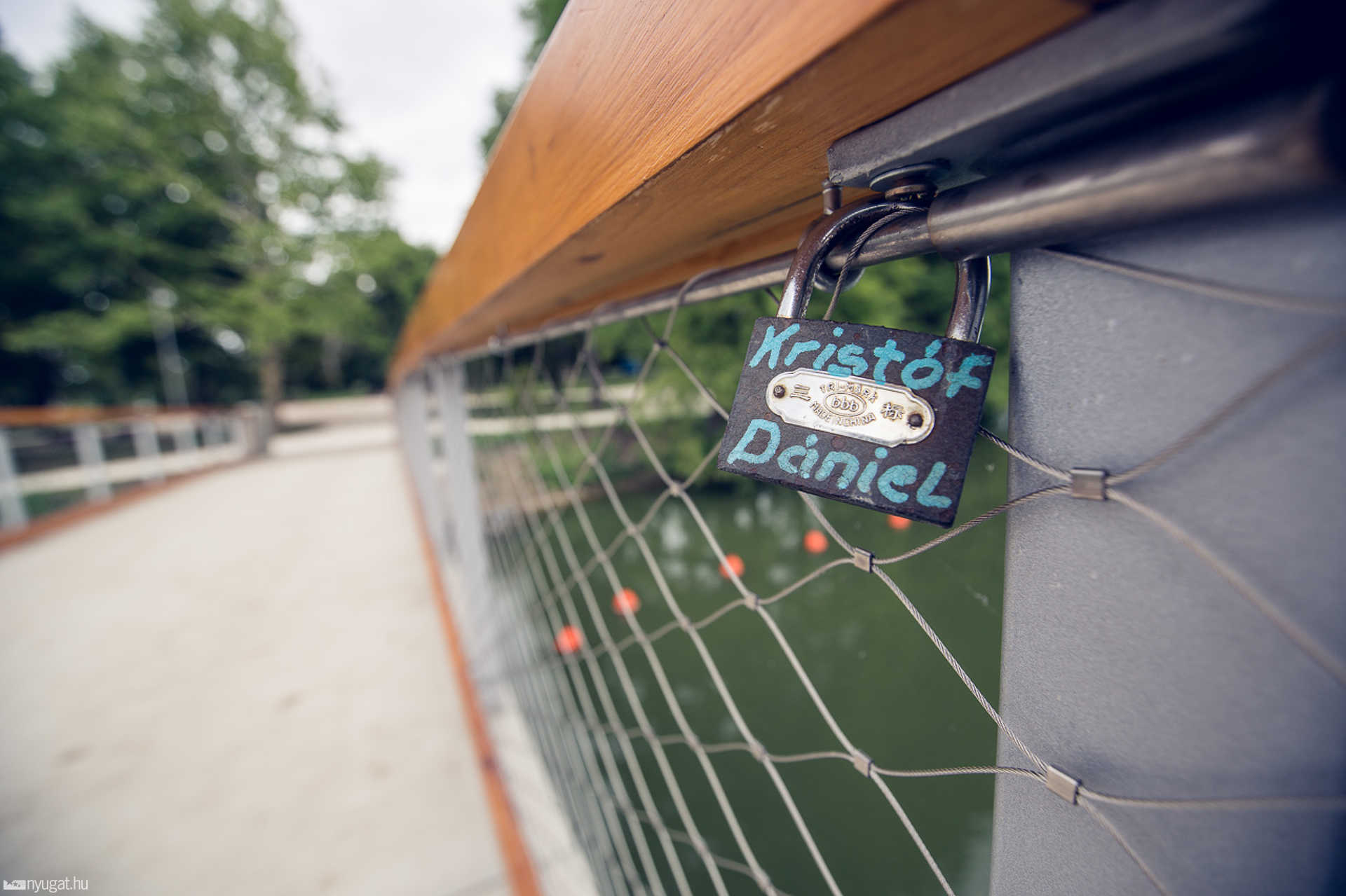 Szerelemlakatok az Csónakázótó új hídjánál