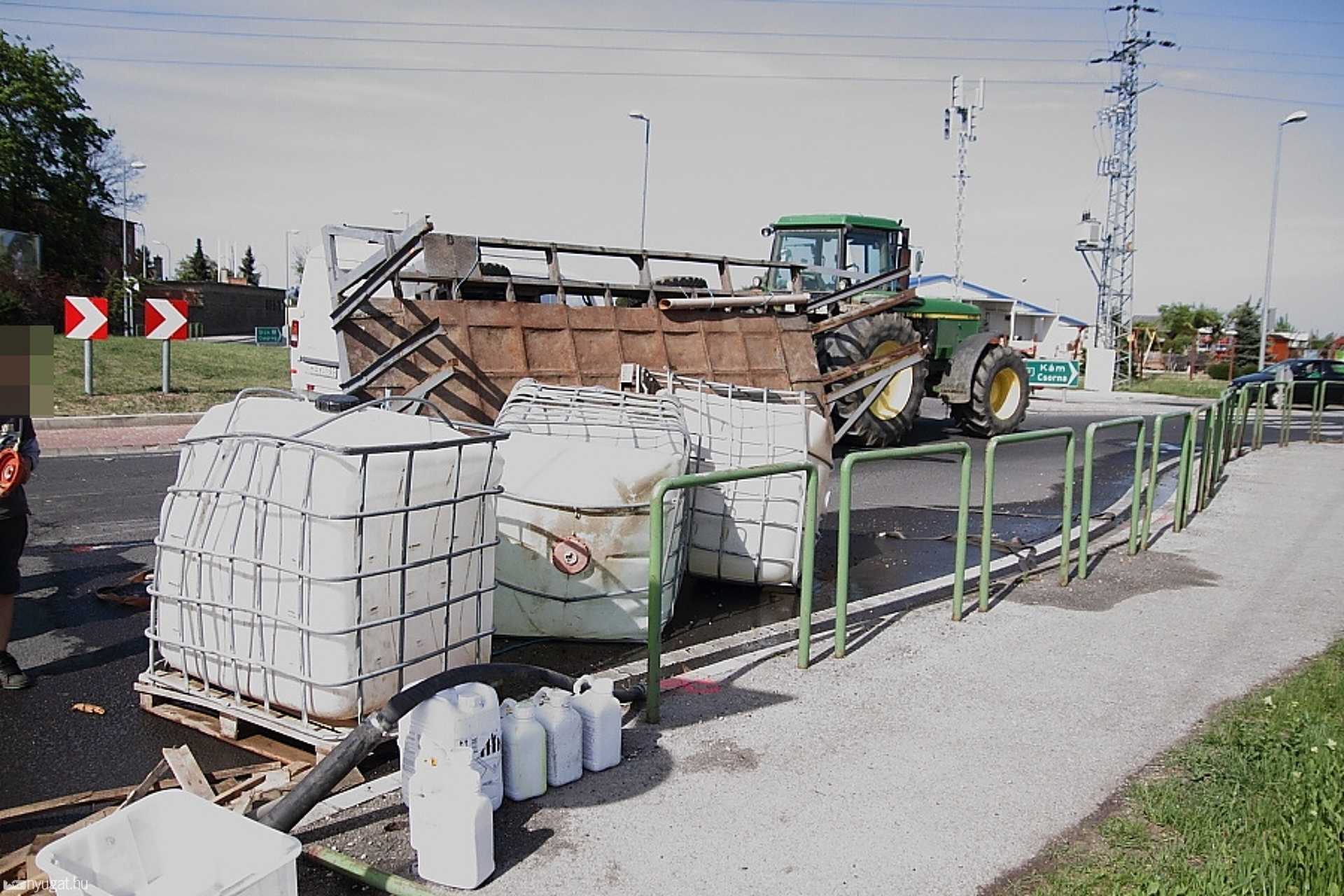 Felborult egy traktor pótkocsija Szombathelyen