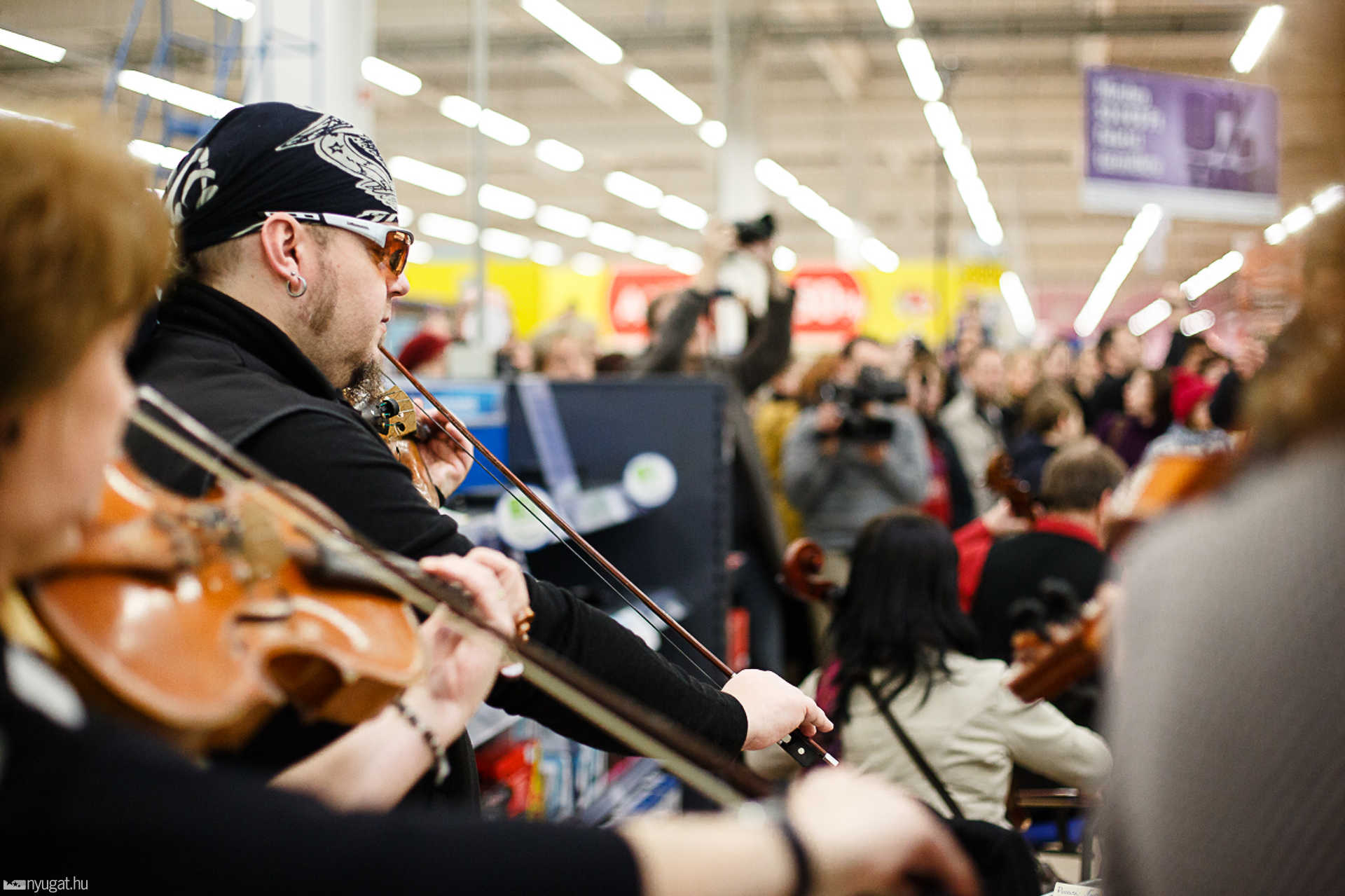 Savaria Szimfonikus Zenekar a Tescóban