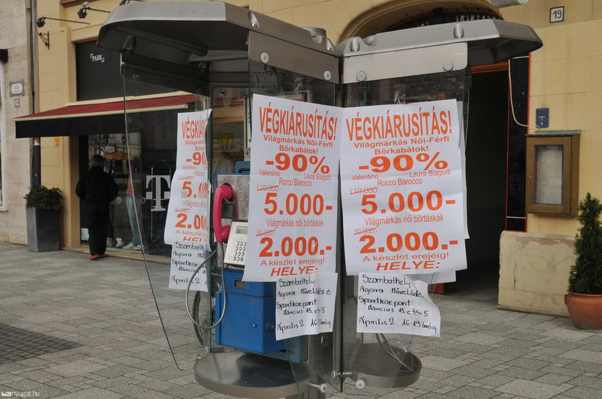 A szombathelyi városképet elcsúfító plakátok - a korábbi ilyenek csalást hirdettek