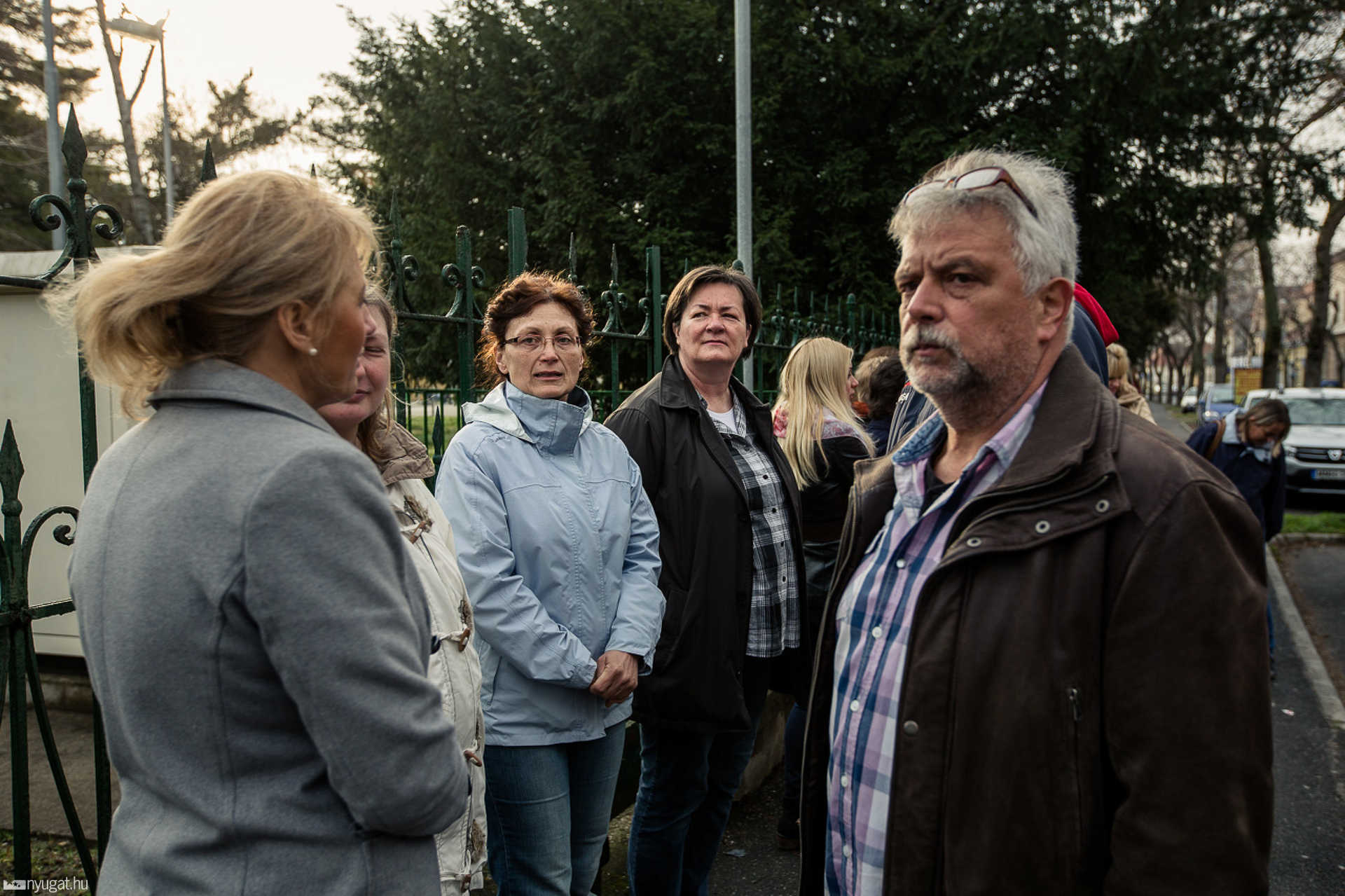 Tiltakozó tanárok és pedagógiai asszisztensek az Aranyhíd iskolánál