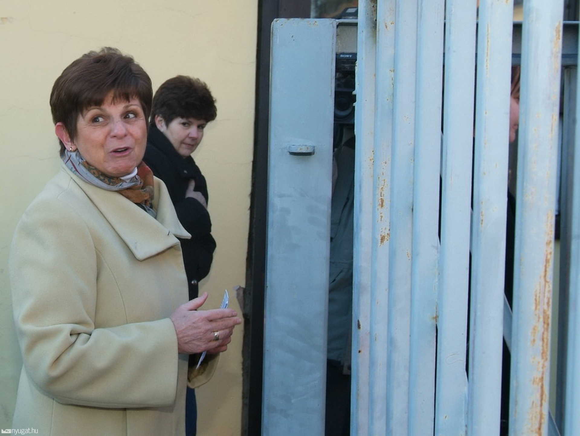 DR. Paller Judit regionális tisztifőorvos belép a kórházba