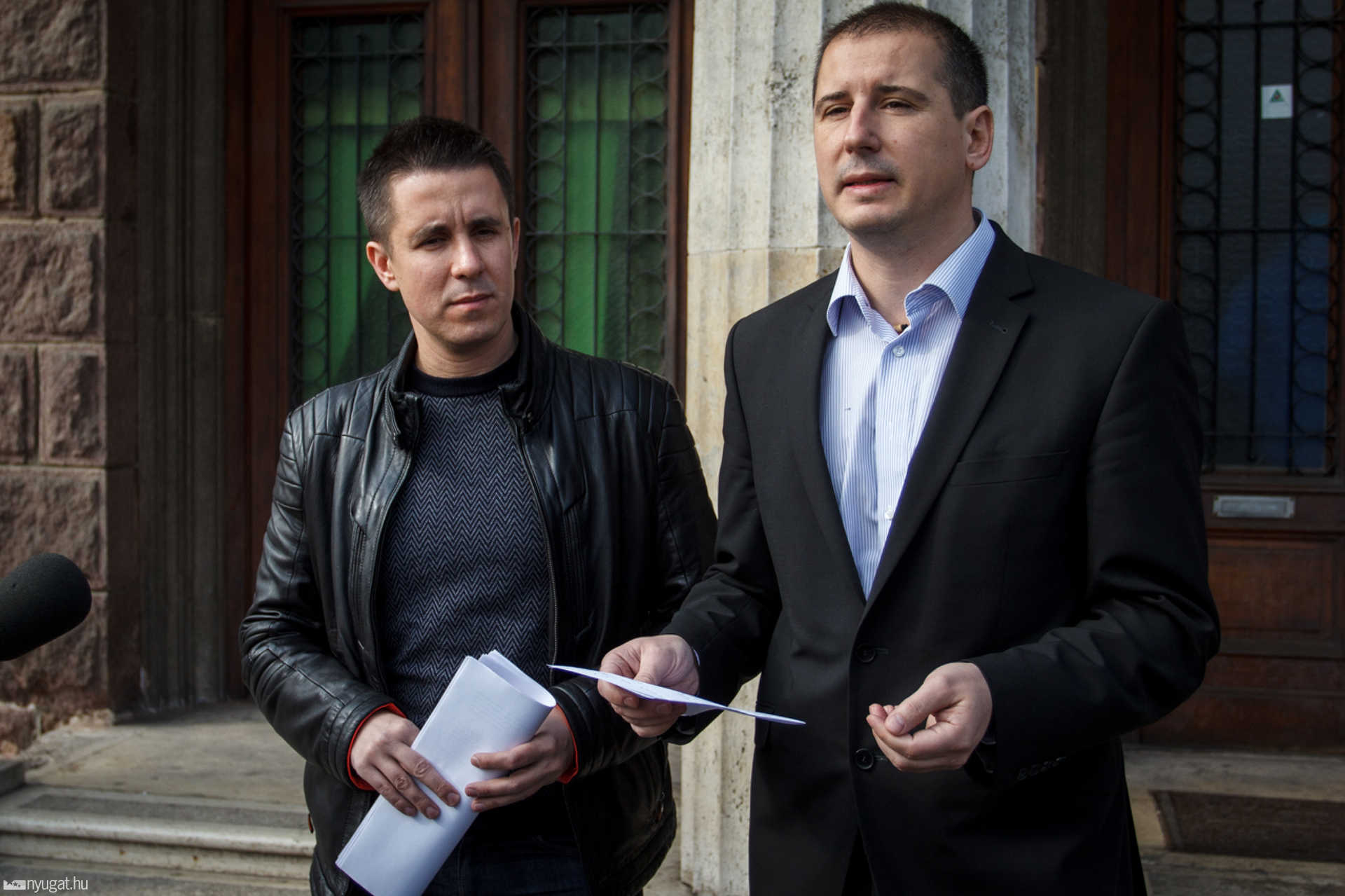 MSZP sajtótájékoztató a SEK "A" épülete előtt