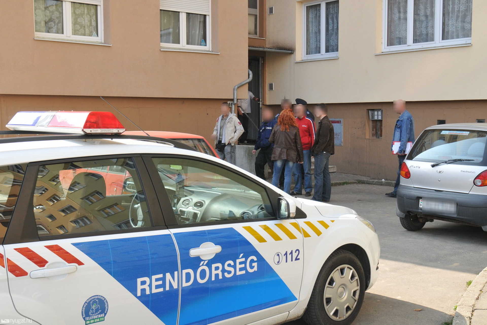 Nyomozók a tízemeletes előtt