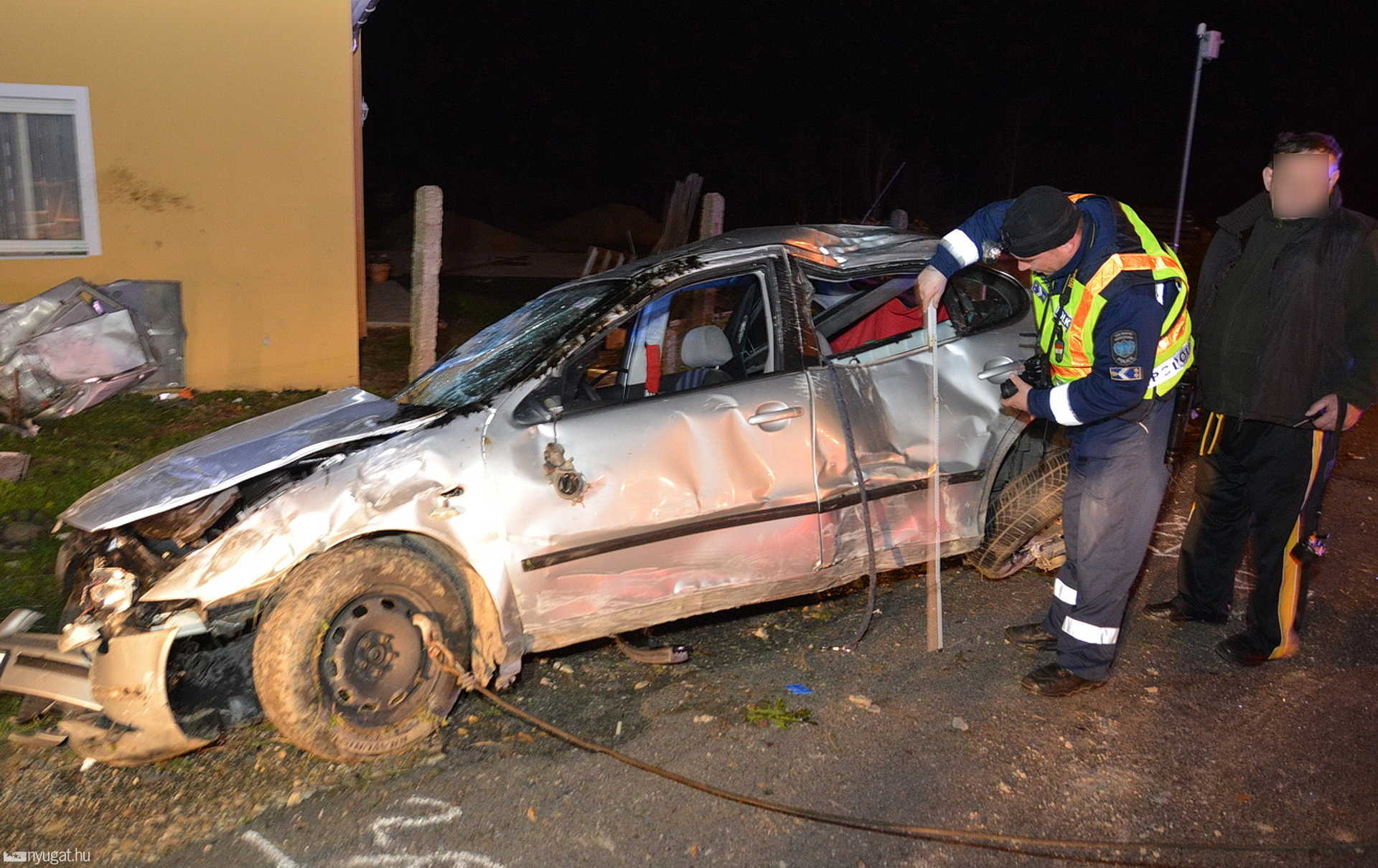 Házfalnak csapódott a Seat Leon Kőszeg mellett, a 87-esen