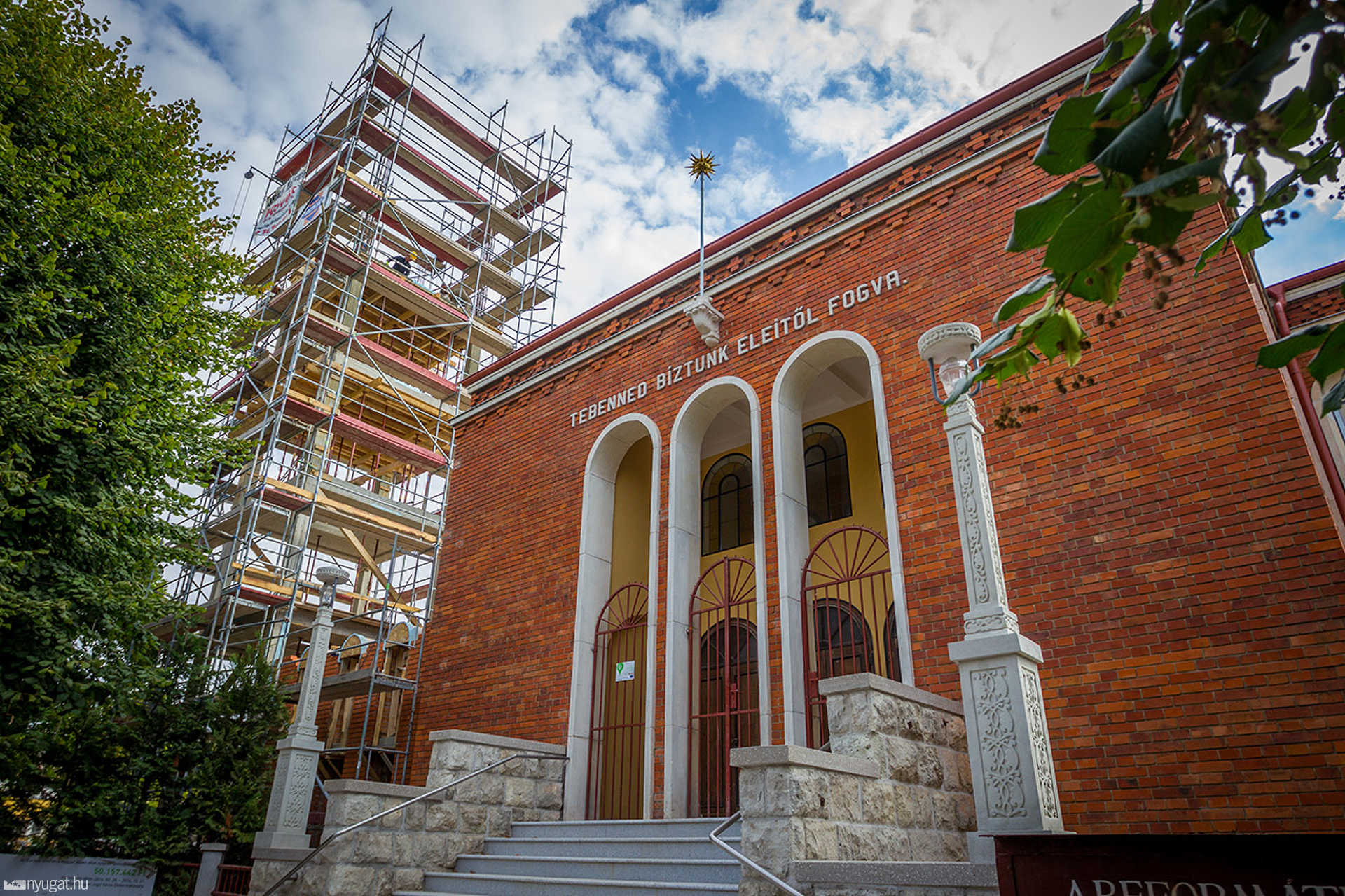 Így épül a református templomtorony