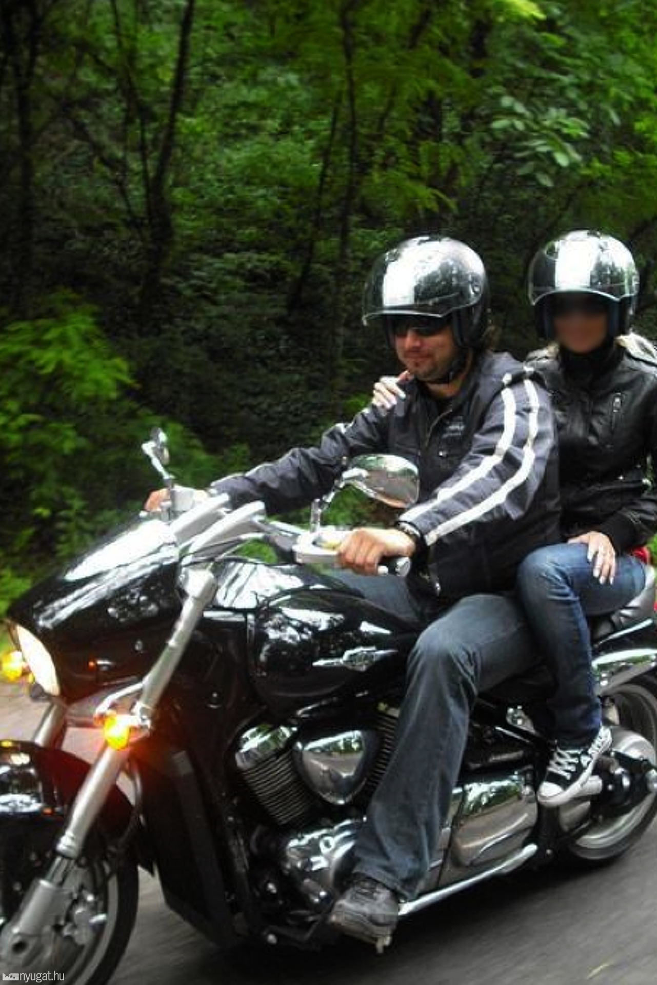 VV Laci exfeleségével motorozik