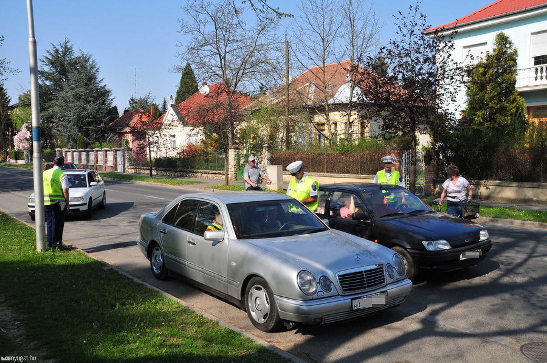 A sötét autó vezetője későn vette észre az út közepén álló, őt megállítani szándékozó rendőrt