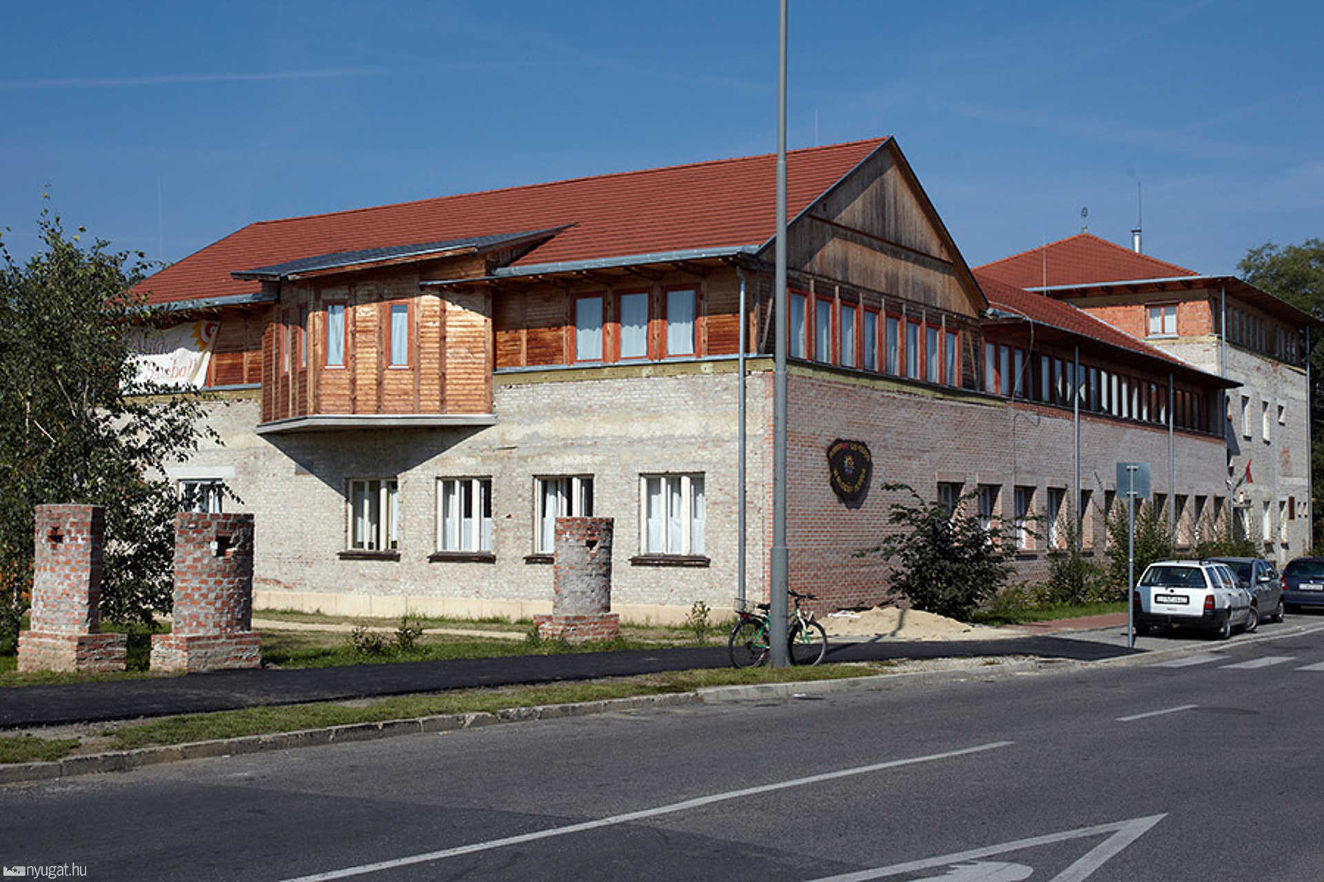 A Waldorf iskola előtt
