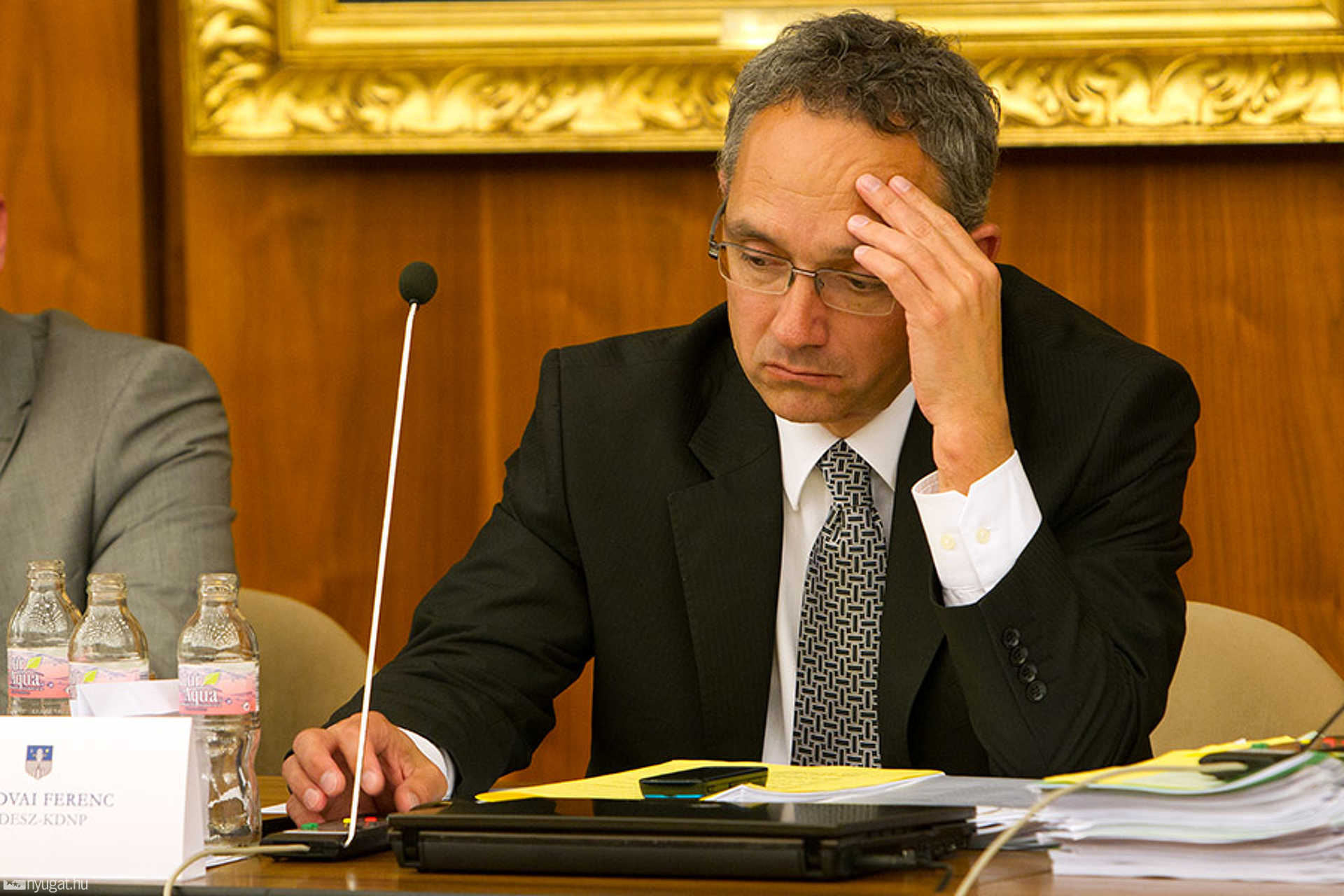 Lendvai Ferenc épp megszavazza körzetében lévő Szent-Györgyi bezárását