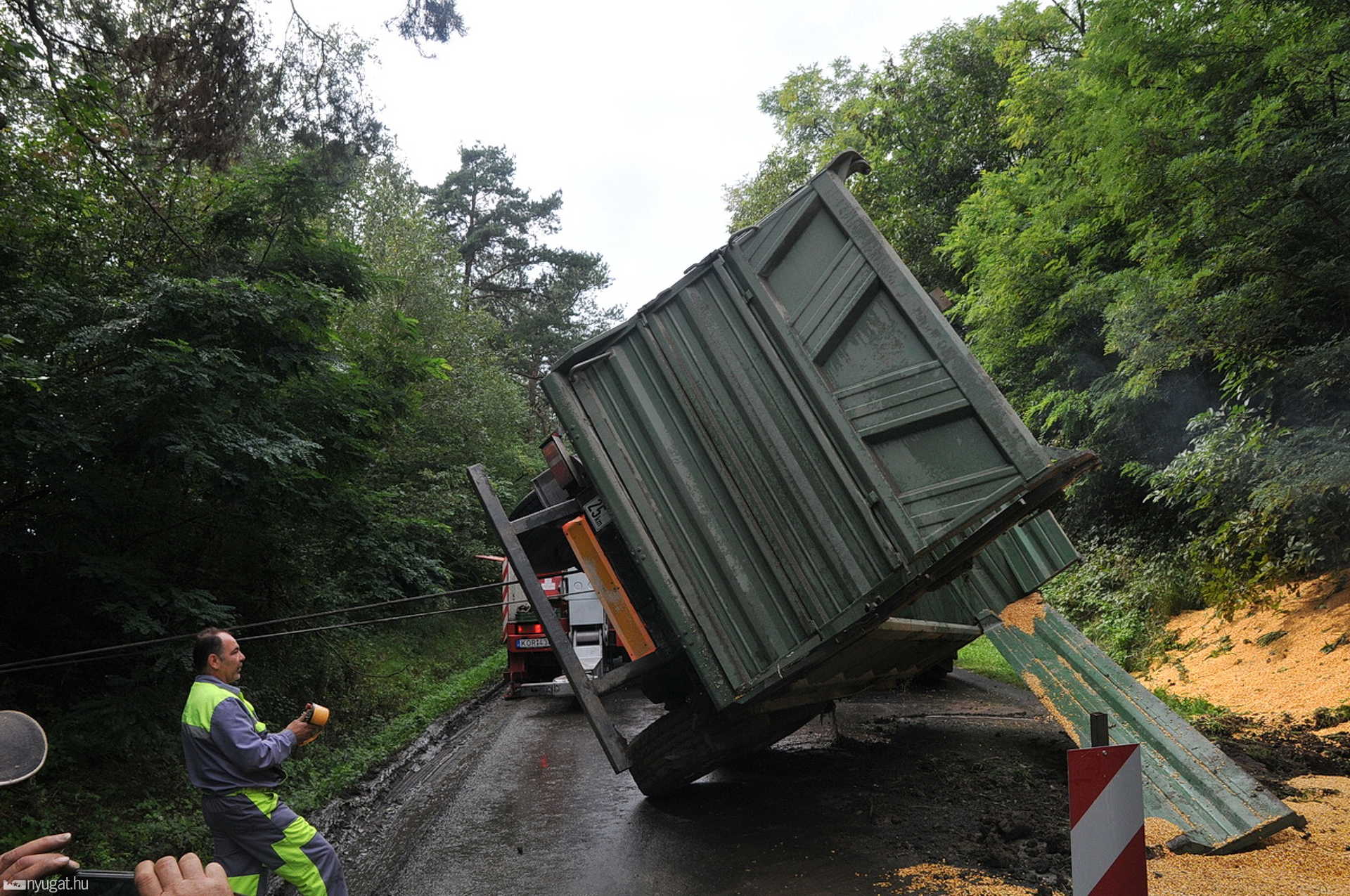 Osztrák kukoricaszállító traktor balesete Kőszeg közelében