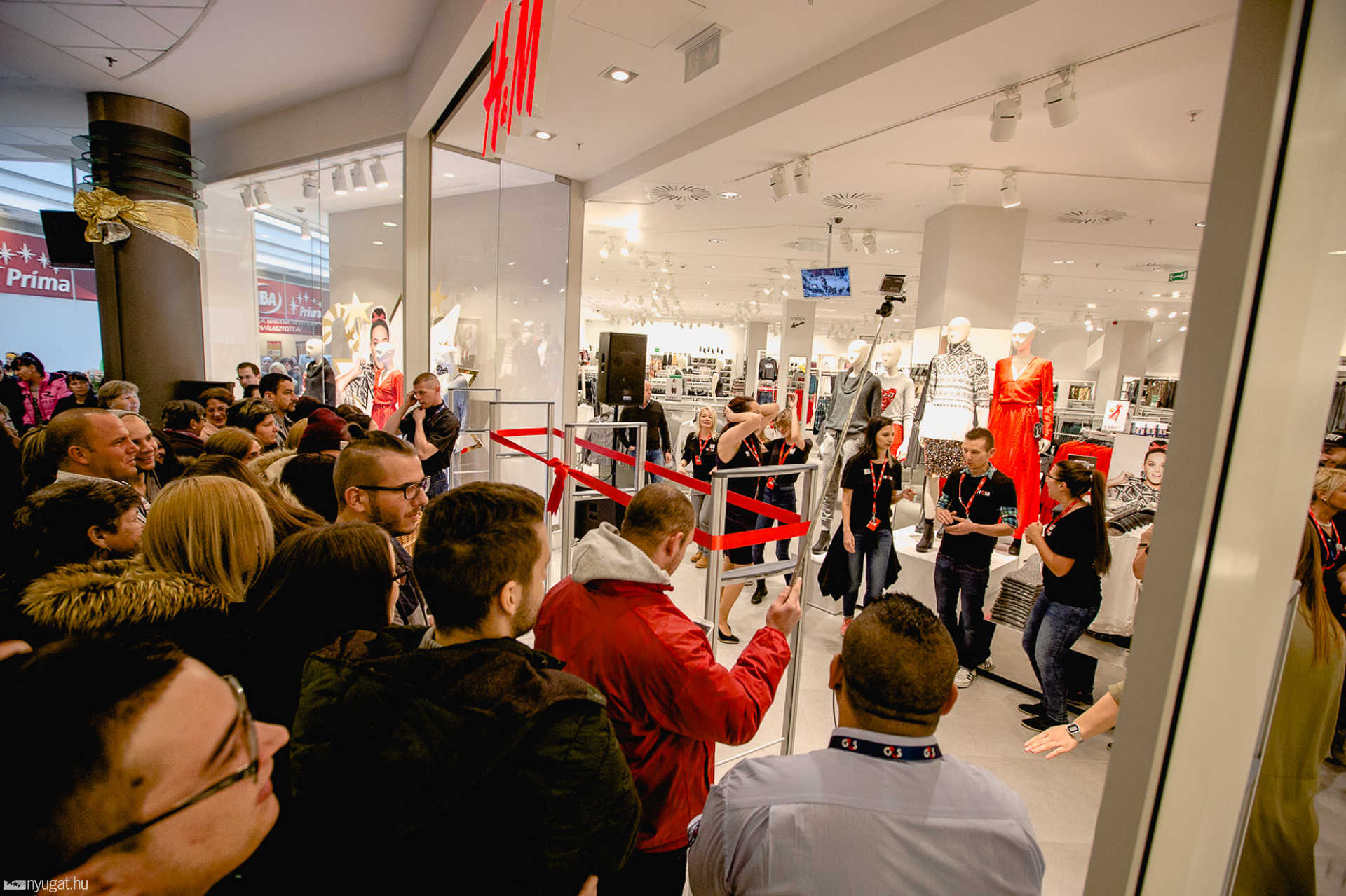 Megnyitott a H&M a Savaria Plázában