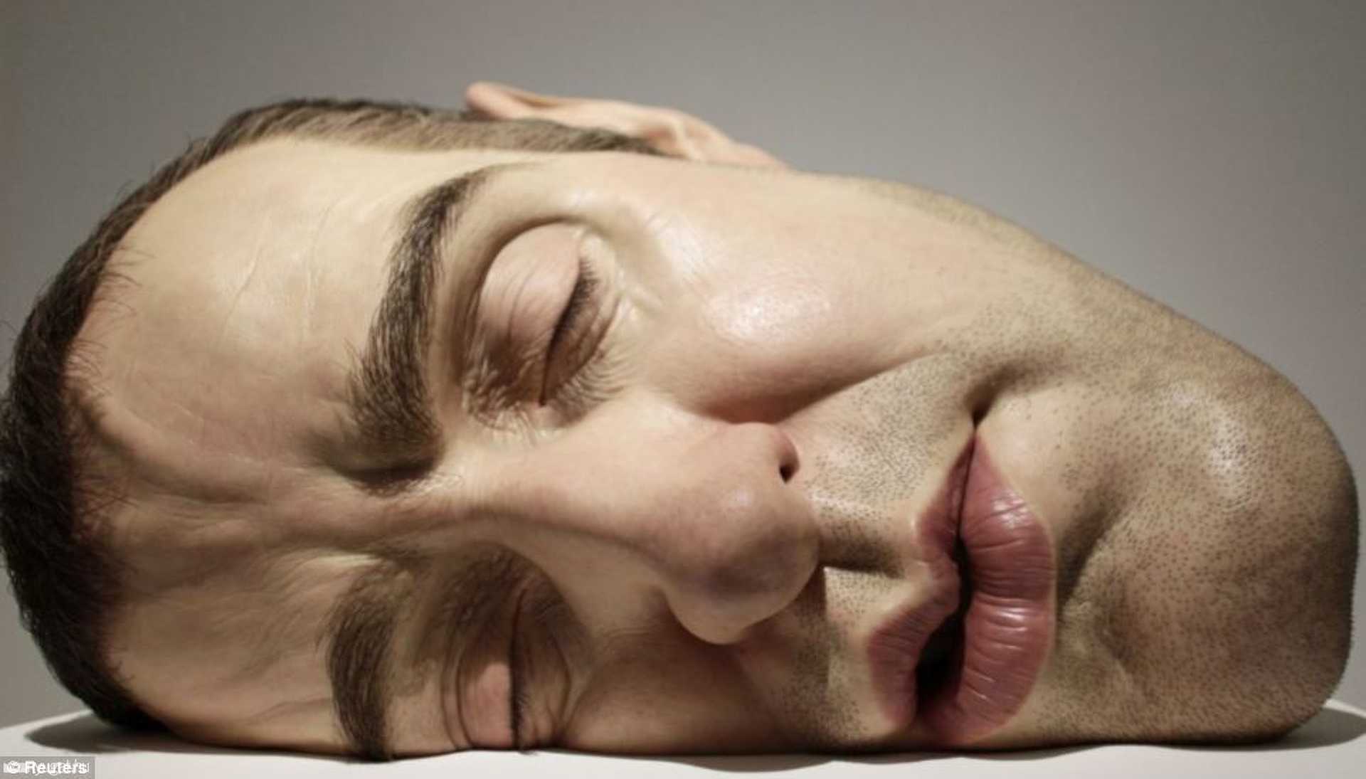 Ron Mueck hiperrealista szobrai