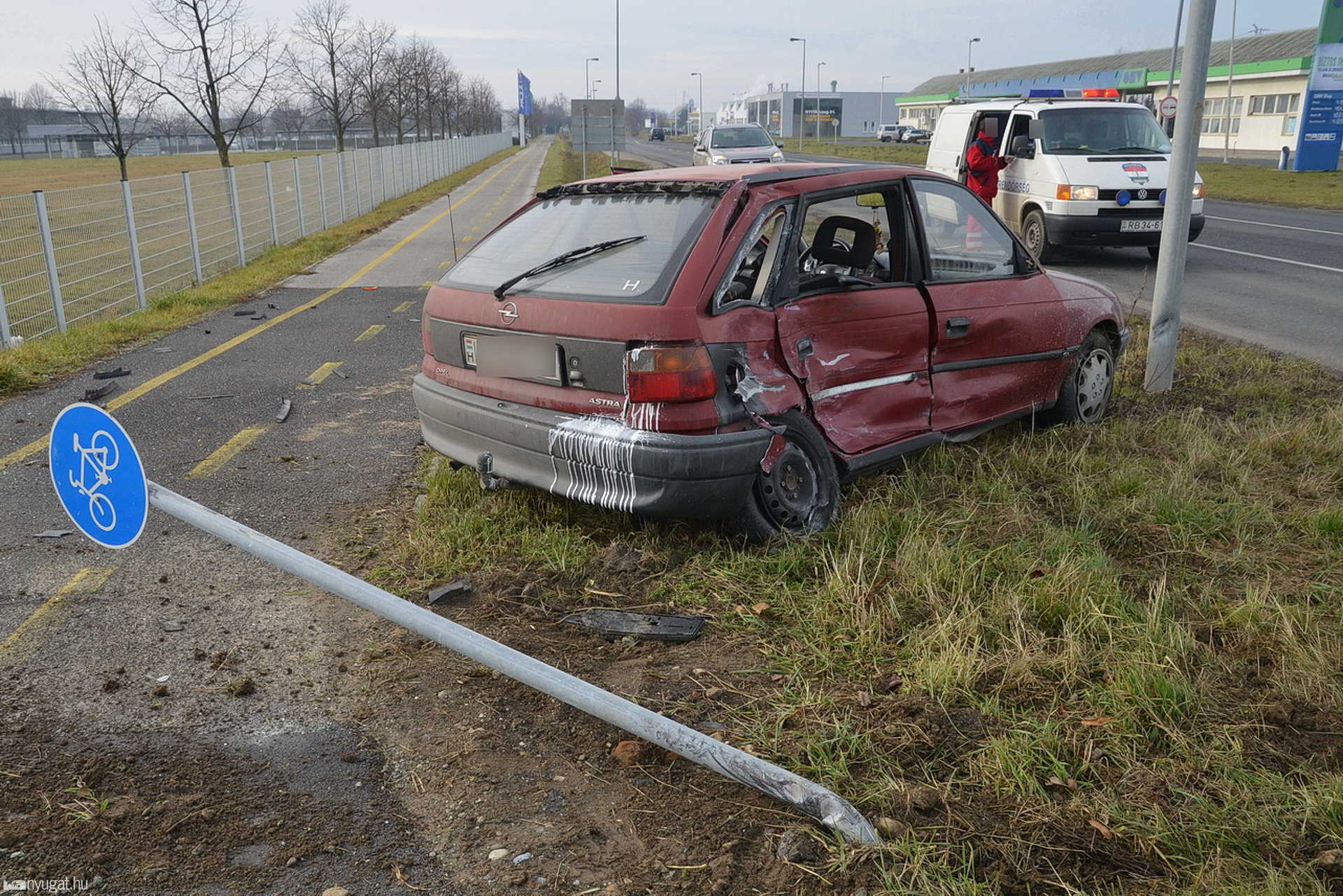 Opellel ütközött egy teherautó Szombathelyen