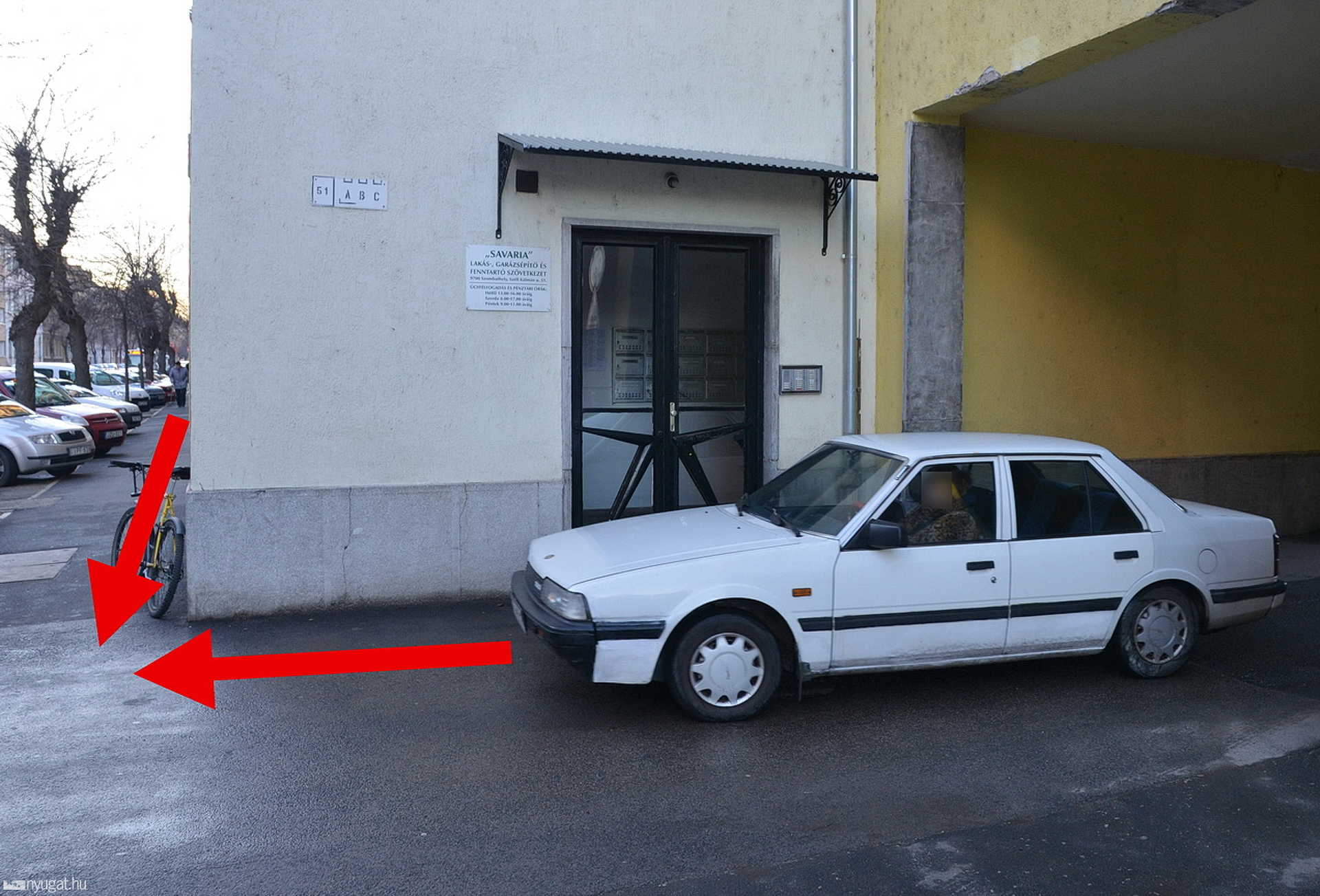 Az autós még nem láthatta a jobbról érkező kerékpárost (Képünkön egy másik autó látható)