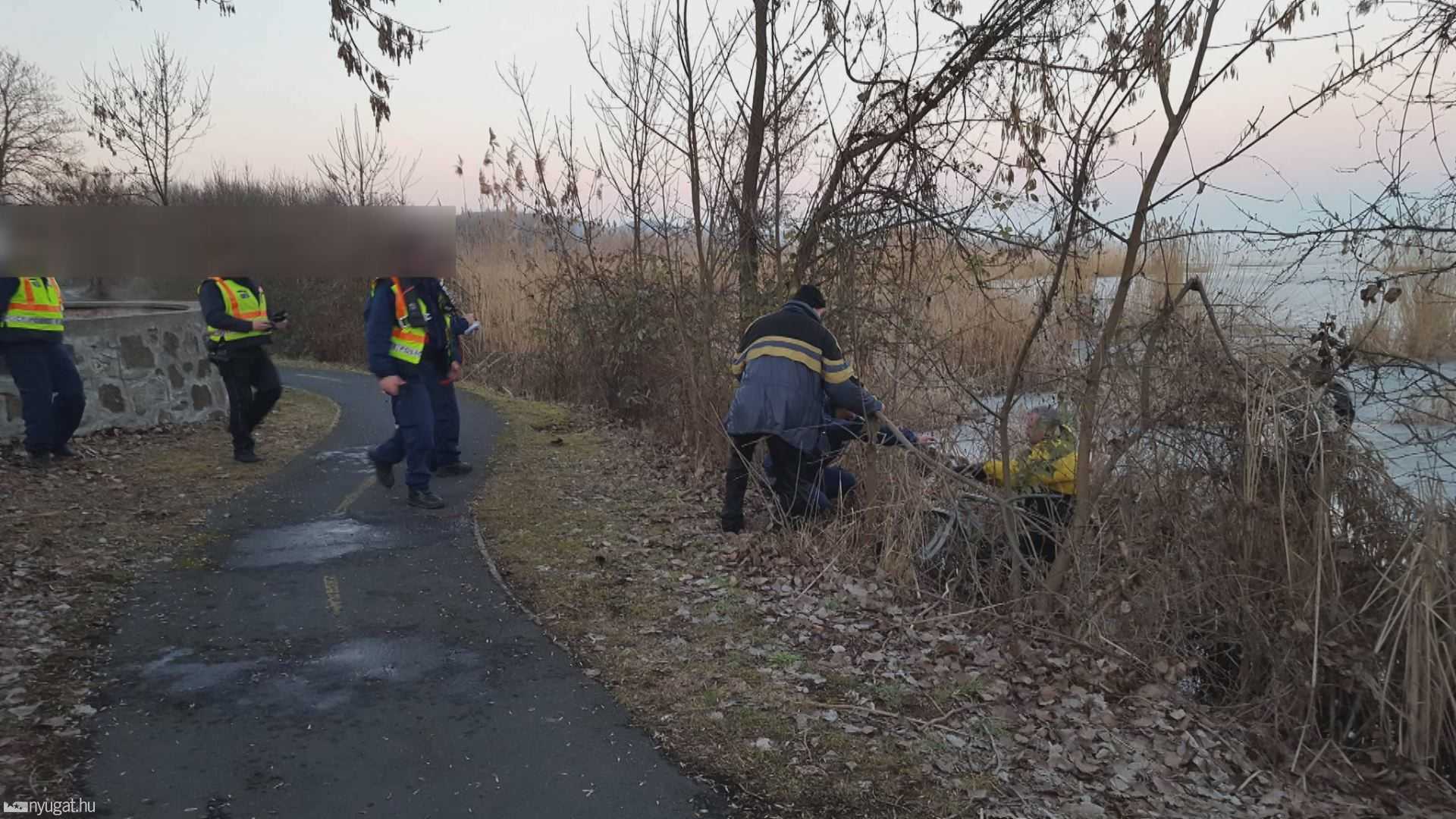 A Balaton beszakadt jegéből mentettek kerékpárost a vízimentők