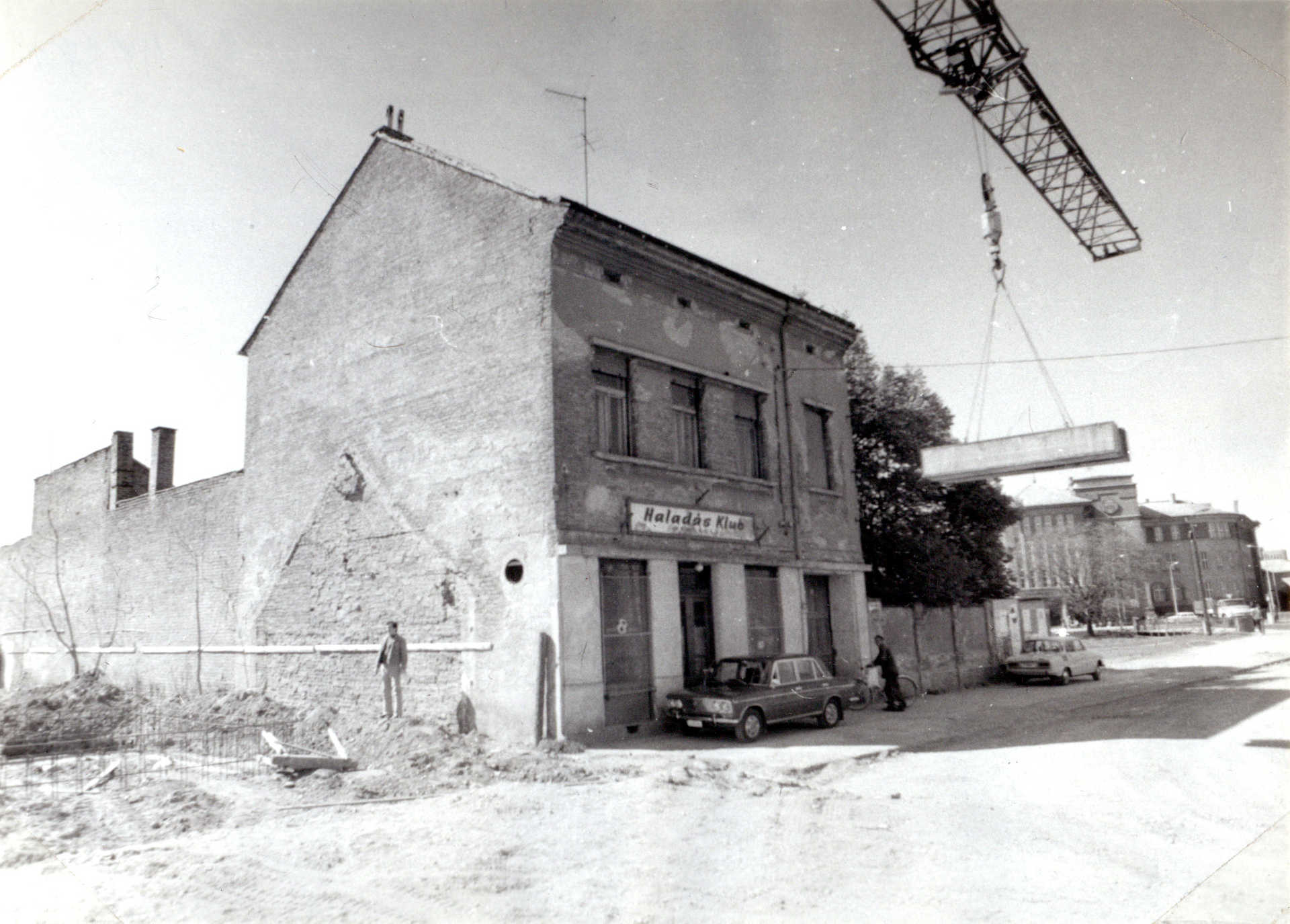 A Karicsa városrész (Nagykar utca) utolsó épületének bontása, 1981.