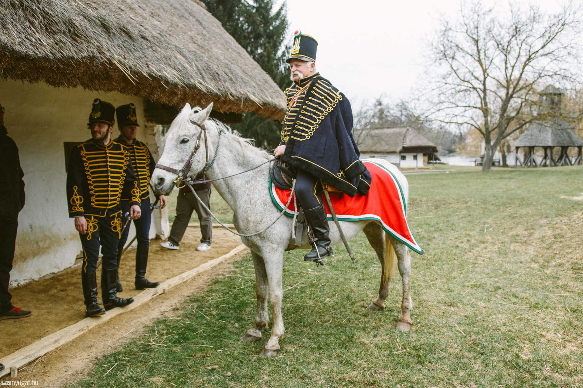 Huszárviselet