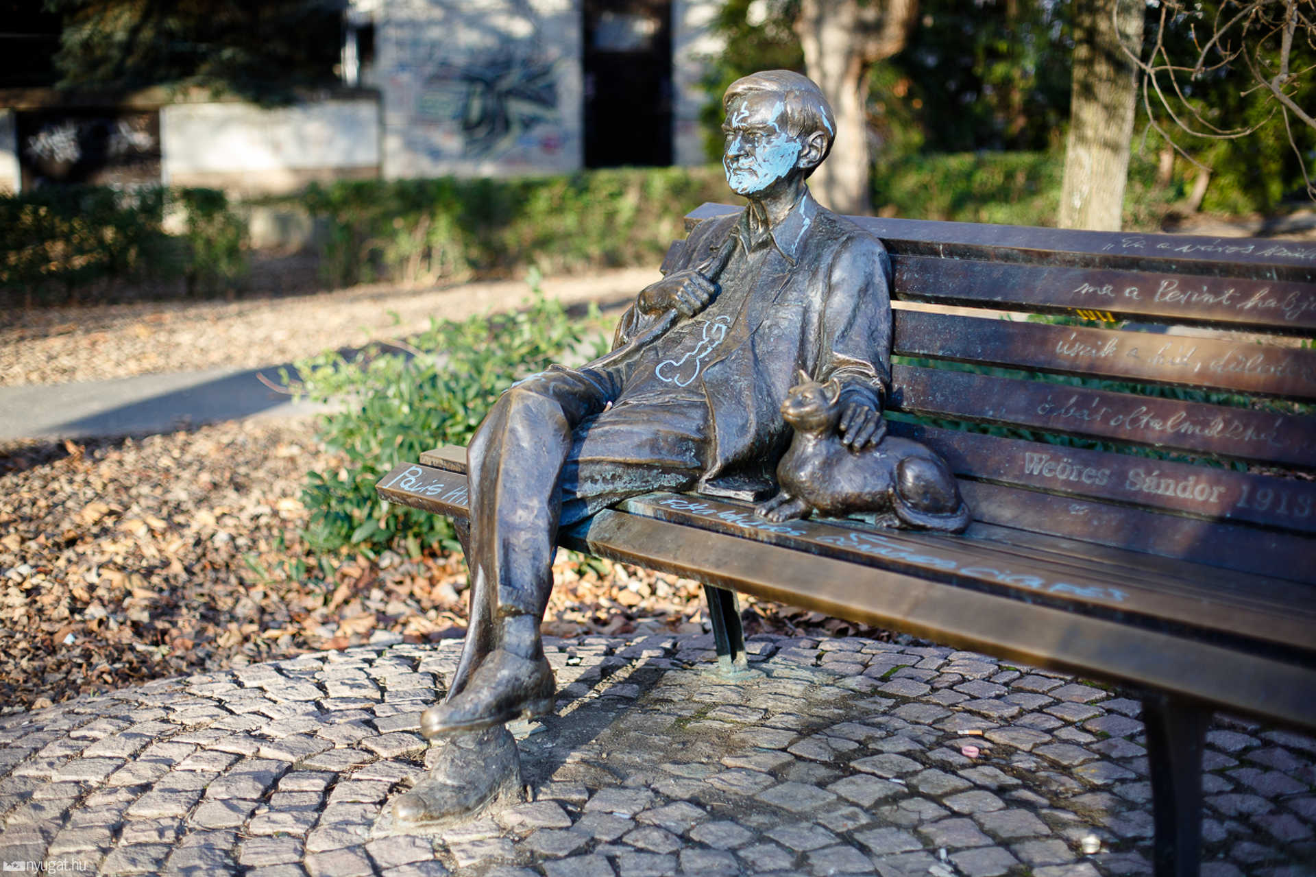 Meggyalázták Weöres Sándor szobrát