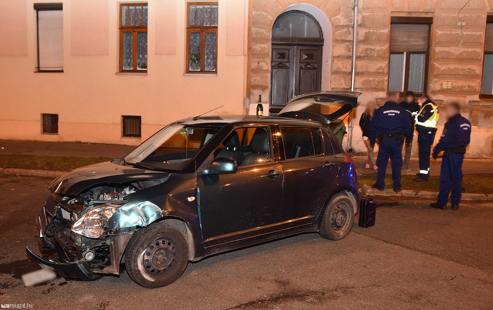 Rendőrök elől iszkolt, balesetet szenvedett a Suzuki - gyanús anyagot találtak a kocsiban