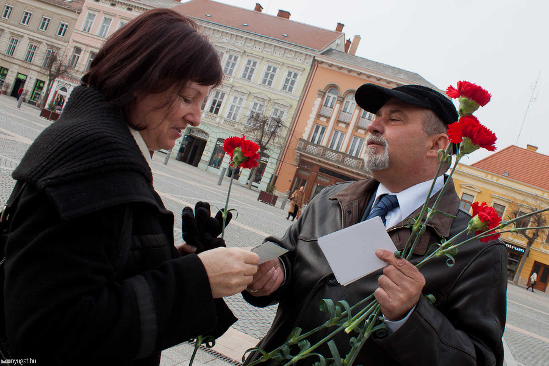 Nőnapi szegfűosztás a Fő téren