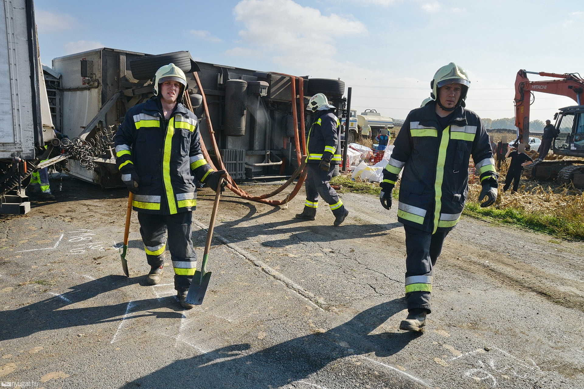 Felboruló pótkocsi okozott balesetet a 86-os főúton, Nemesbődnél