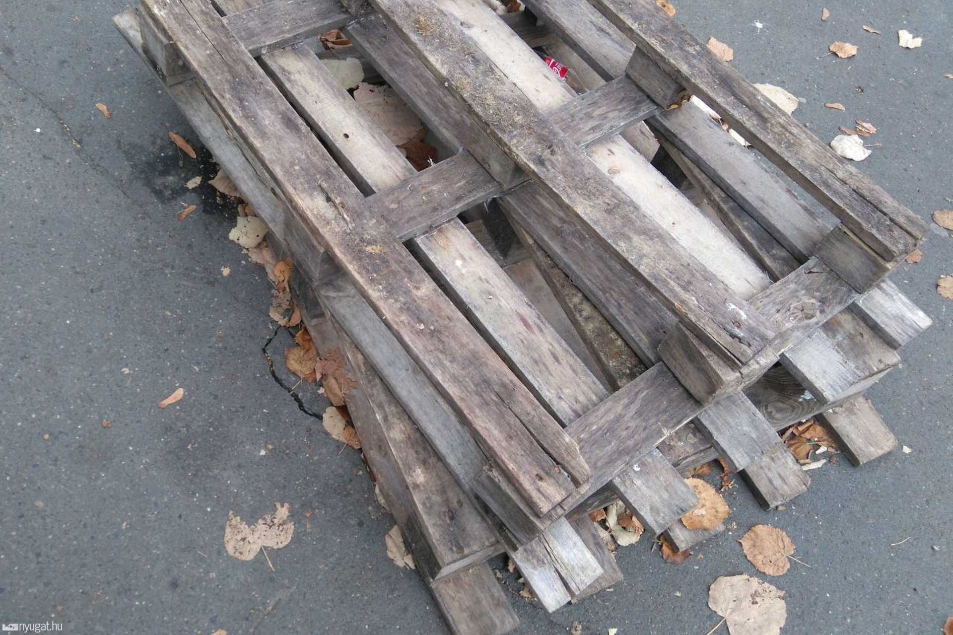 Beszakadt járda a Honvéd úton