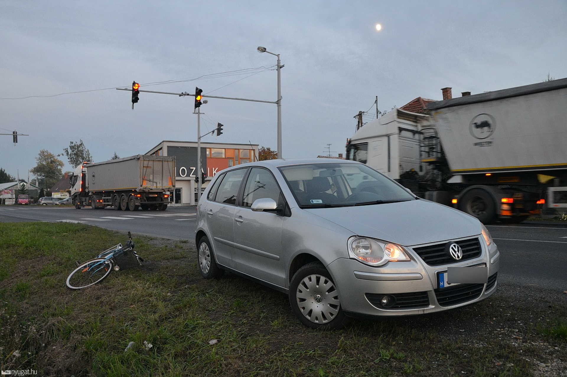 Kanyarodó autó oldalának hajtott a kerékpáros Szombathelyen