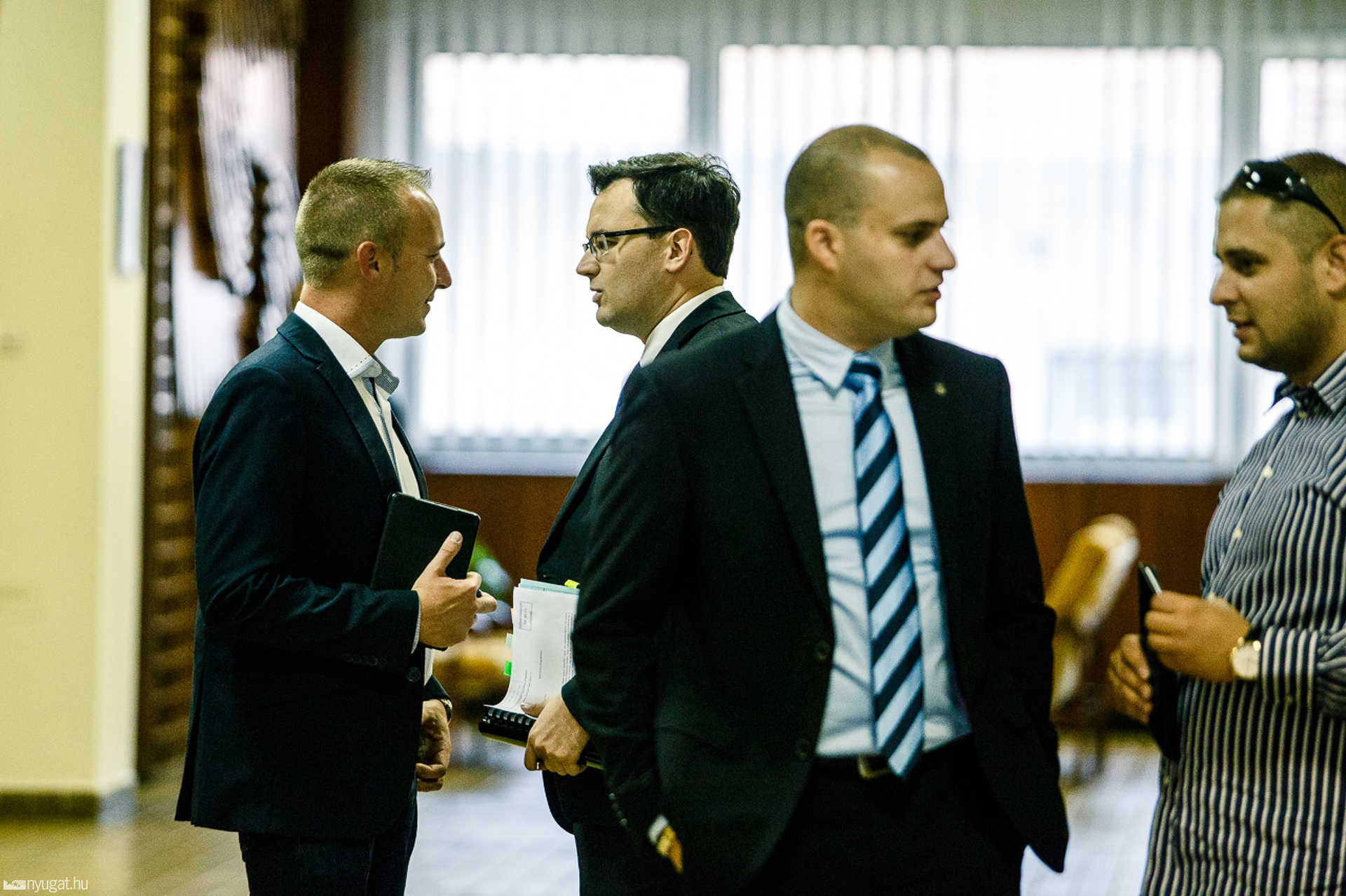Közgyűlés előtti és folyosói pillanatok