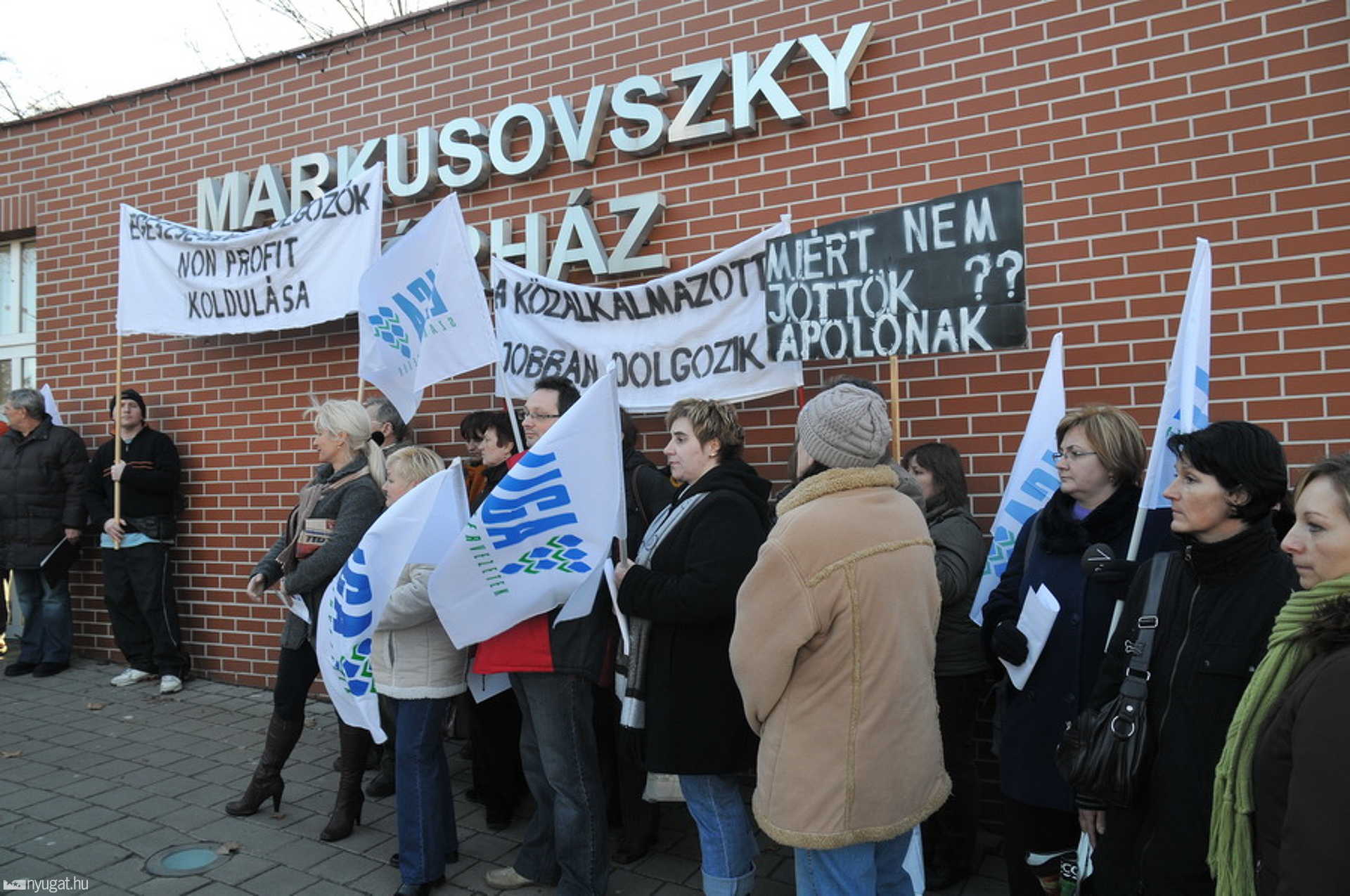 Virtuális koldulás - demonstráció a Markusovszky kórház előtt