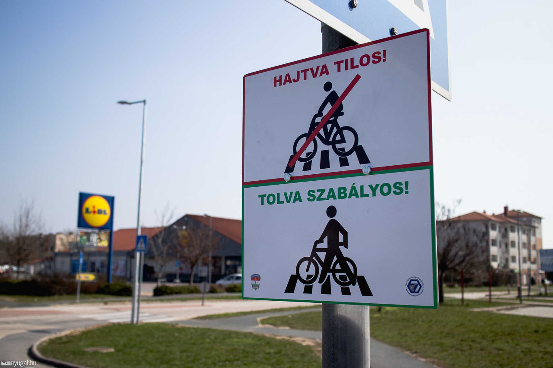 Figyelmeztető tábla bringásoknak