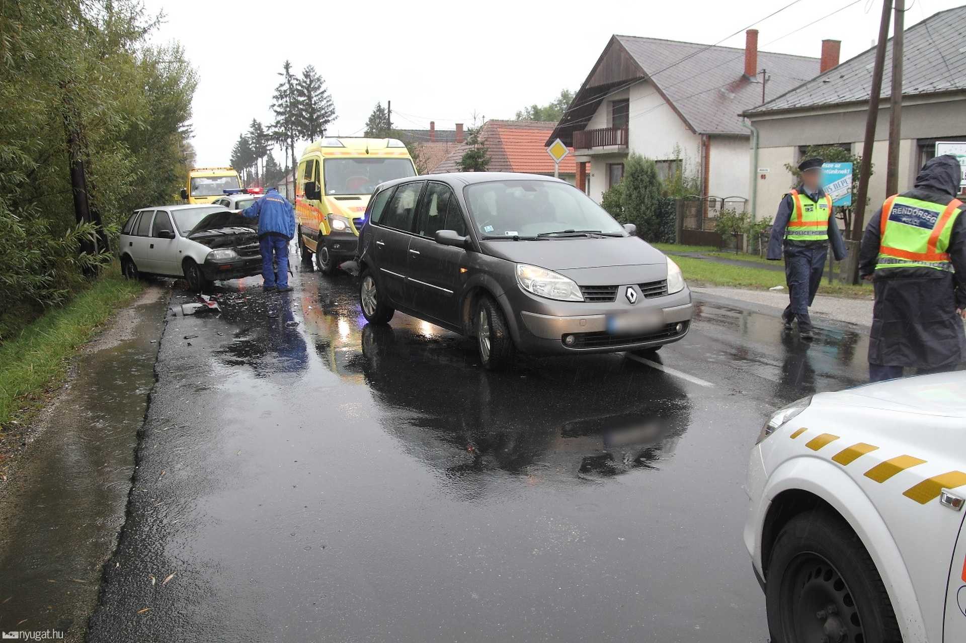 Szakadó esőben ütköztek