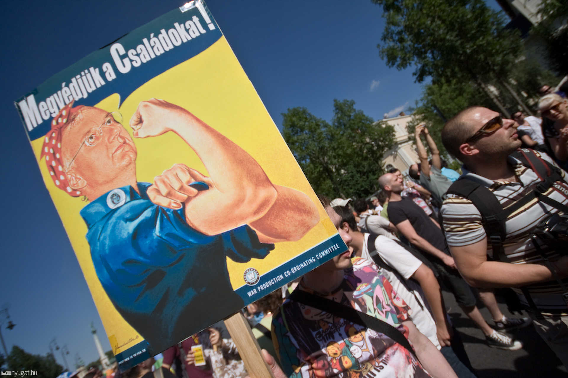 Melegfelvonulás a budapesti hőségben