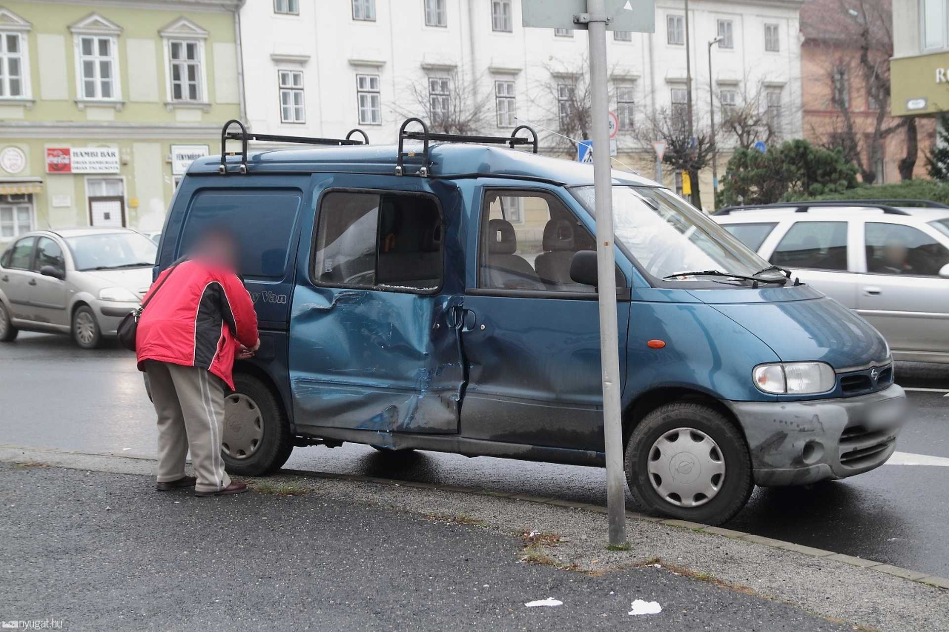 Busz és személyautó ütközött