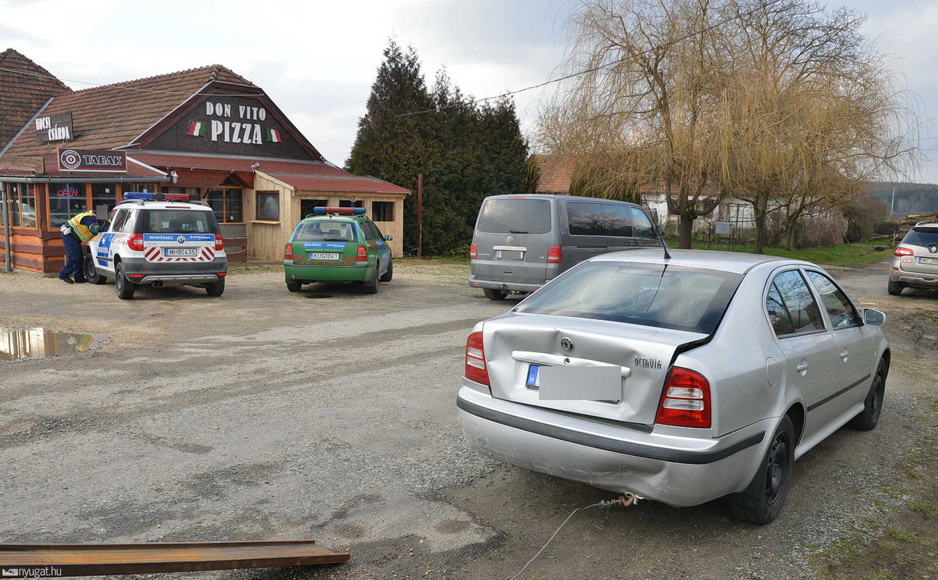 A jelöletlen Skoda rendőrautót kamionnak lökte a VW