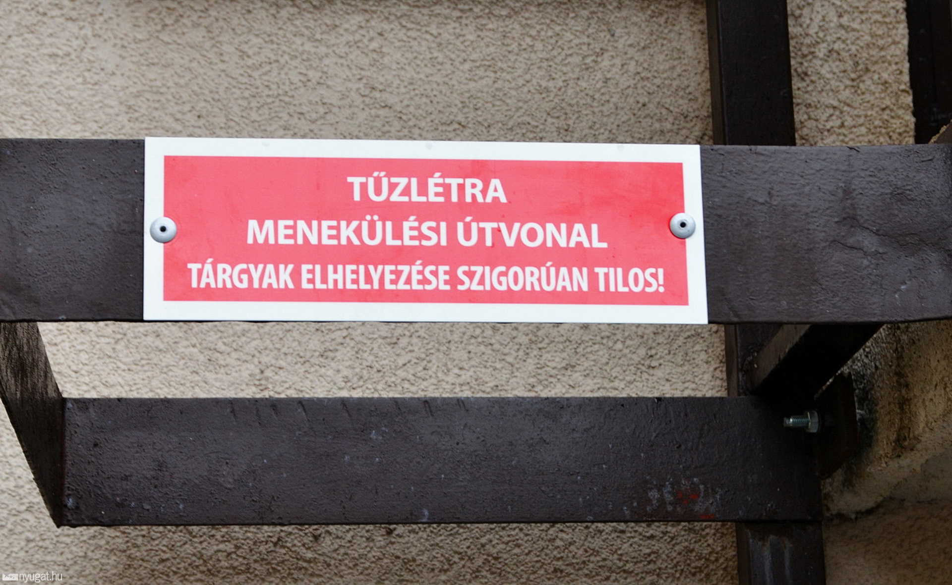 Lángok a szombathelyi tizennégy emeletesben – Tűzoltók sérültek meg a lépcsőházi akadályok miatt