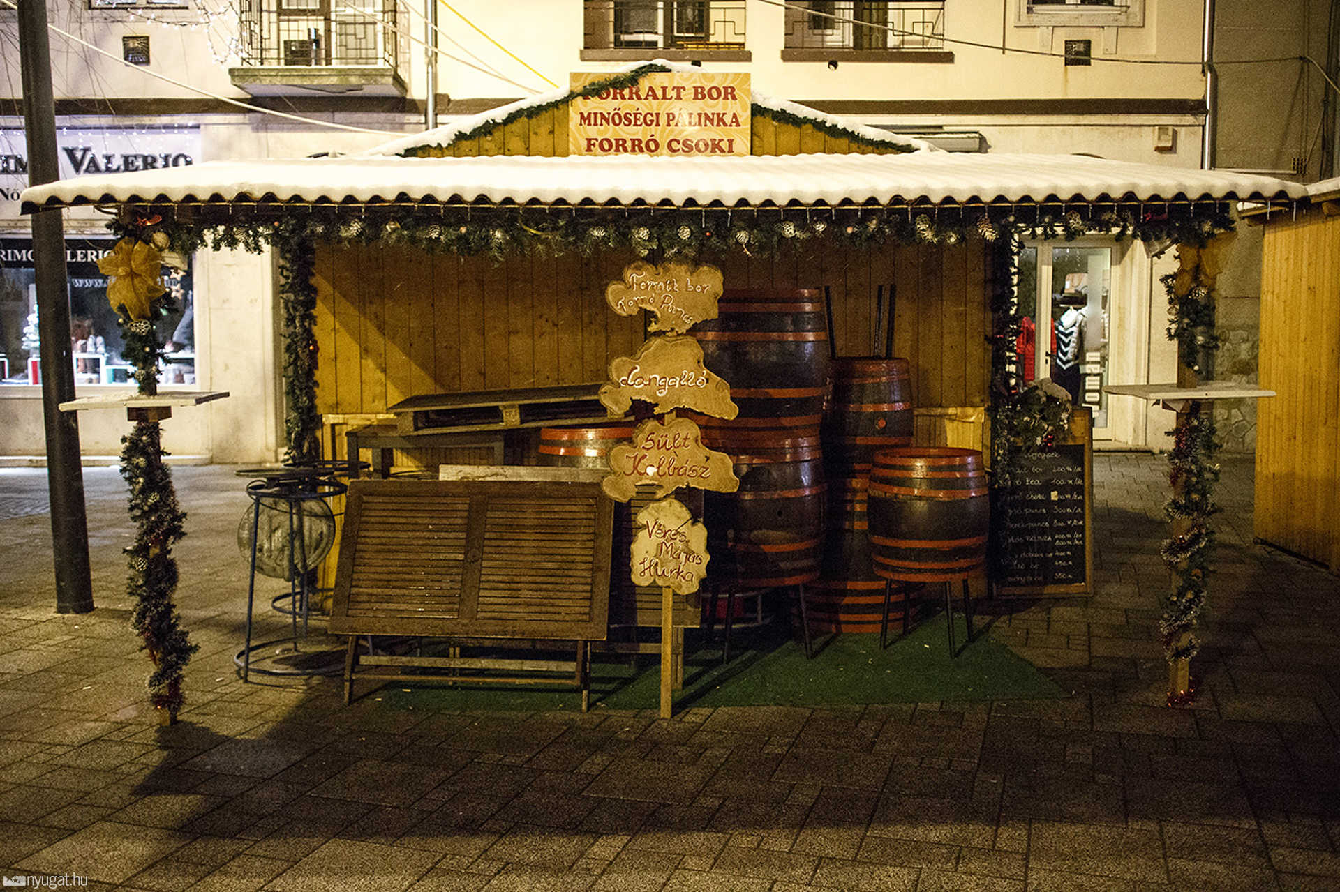 Bódék a Fő téren december 27-én este