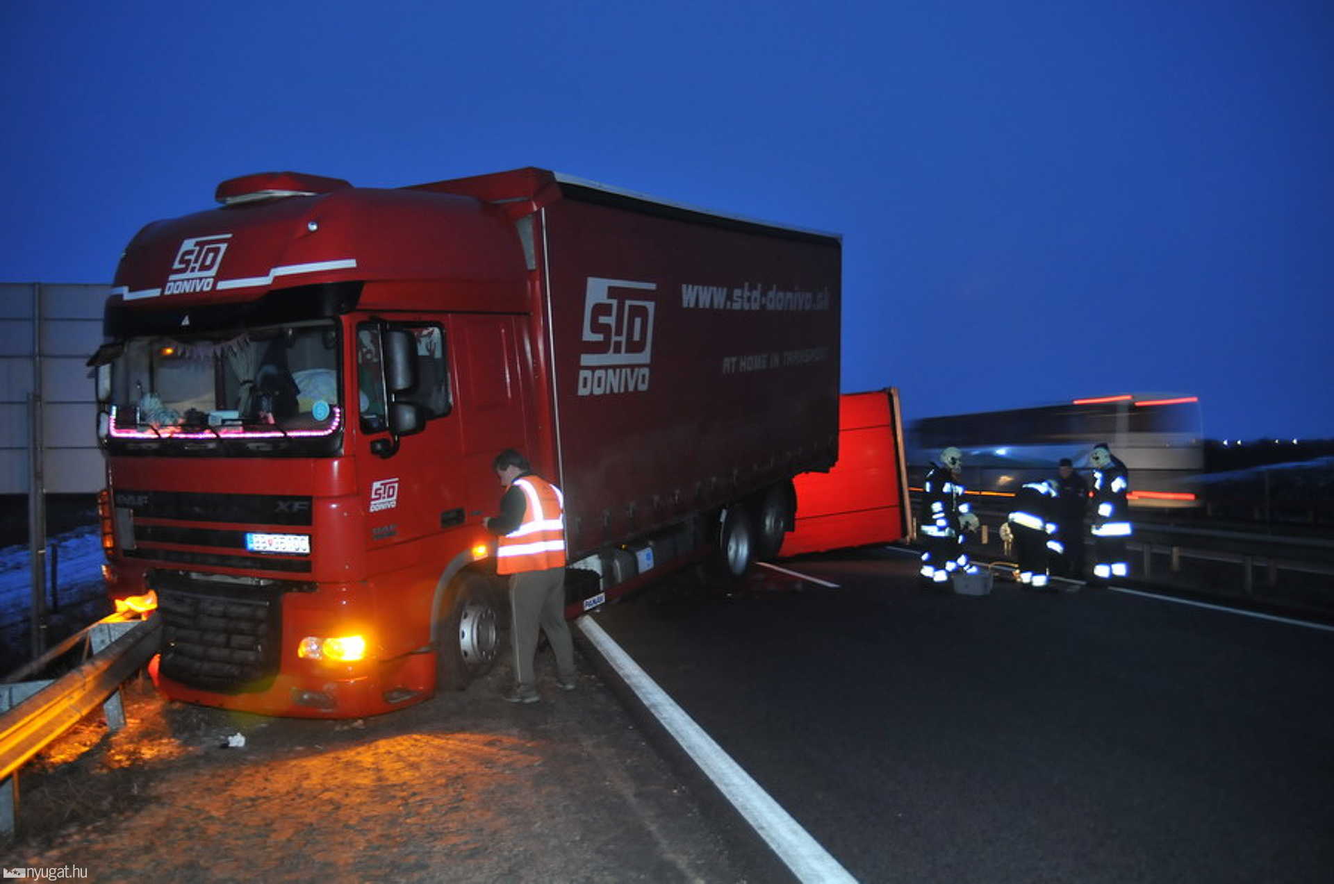 Szlovák kamiont borított fel a szél a 86-os úton, a váti elkerülőn