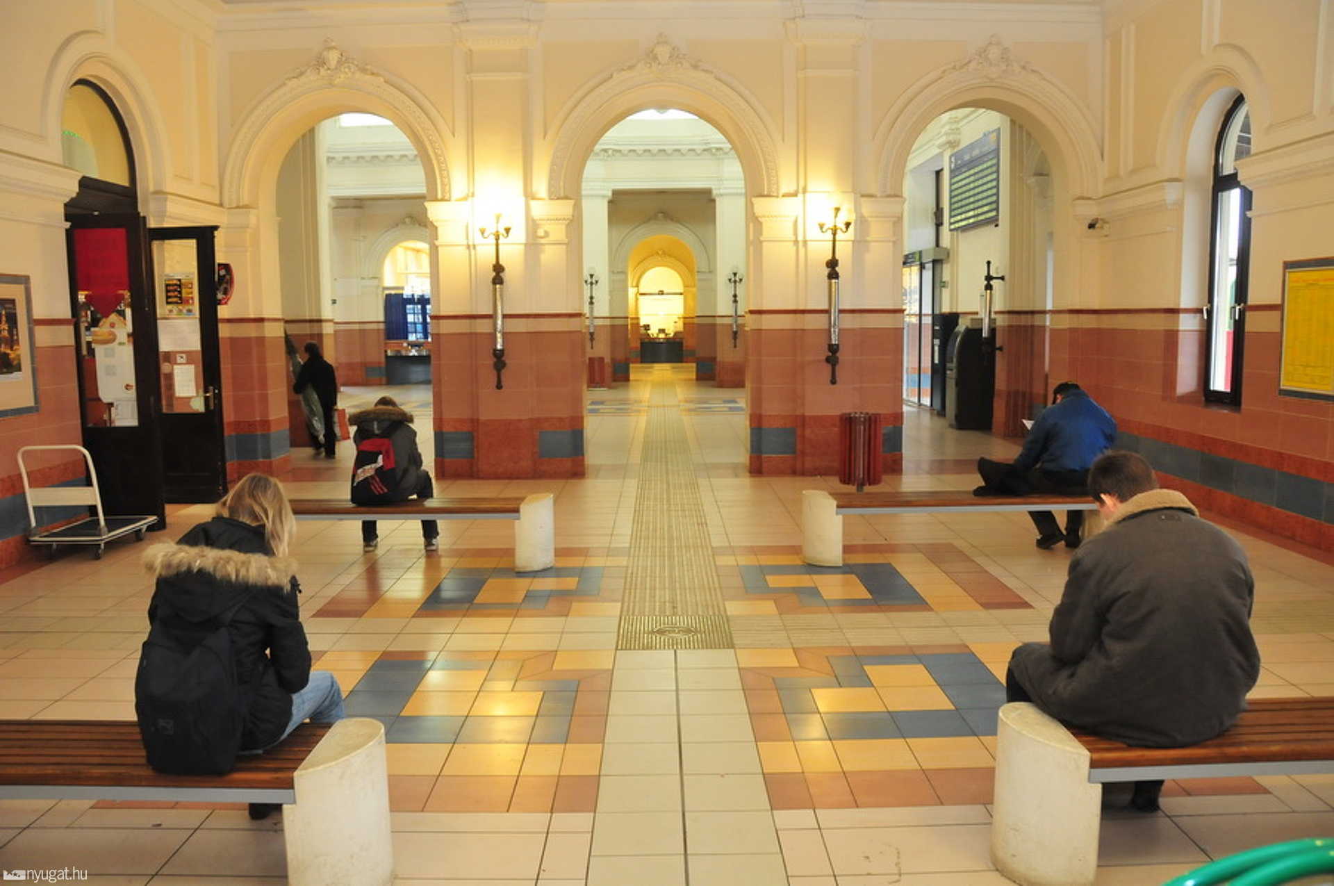 Mindenkinek jut egy pad - vasutassztrájk Szombathelyen