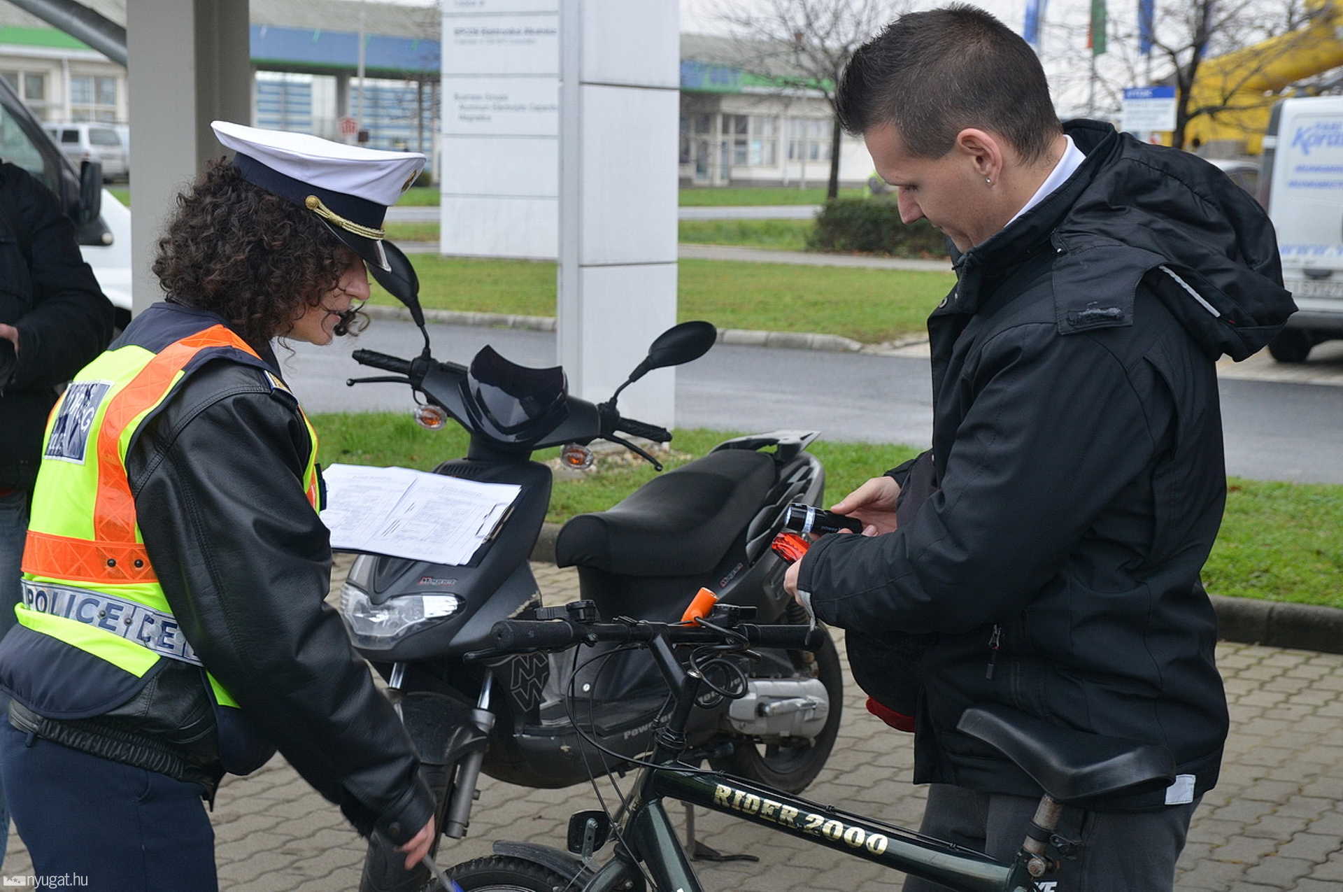 Kerékpárok kötelező tartozékait ellenőrizték a rendőrök egy gyár parkolójában, Szombathelyen