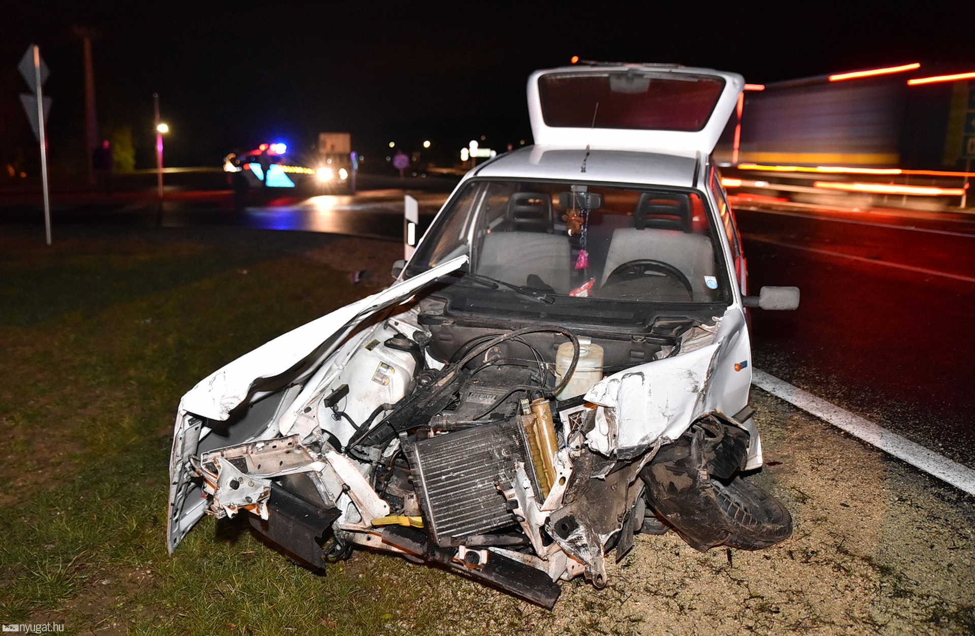 Kamion oldalába hajtott egy Fiat a 8-as főúton, Kámnál