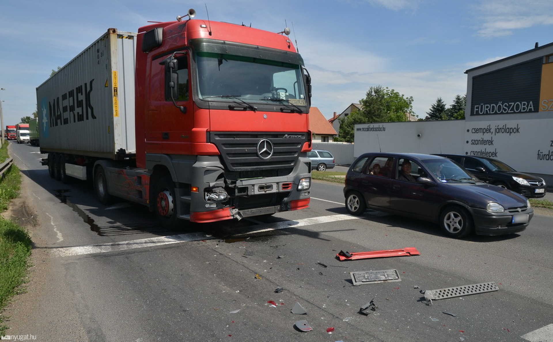 Pirosnál álló autóval ütközött egy kamion Szombathelyen, a 86-oson