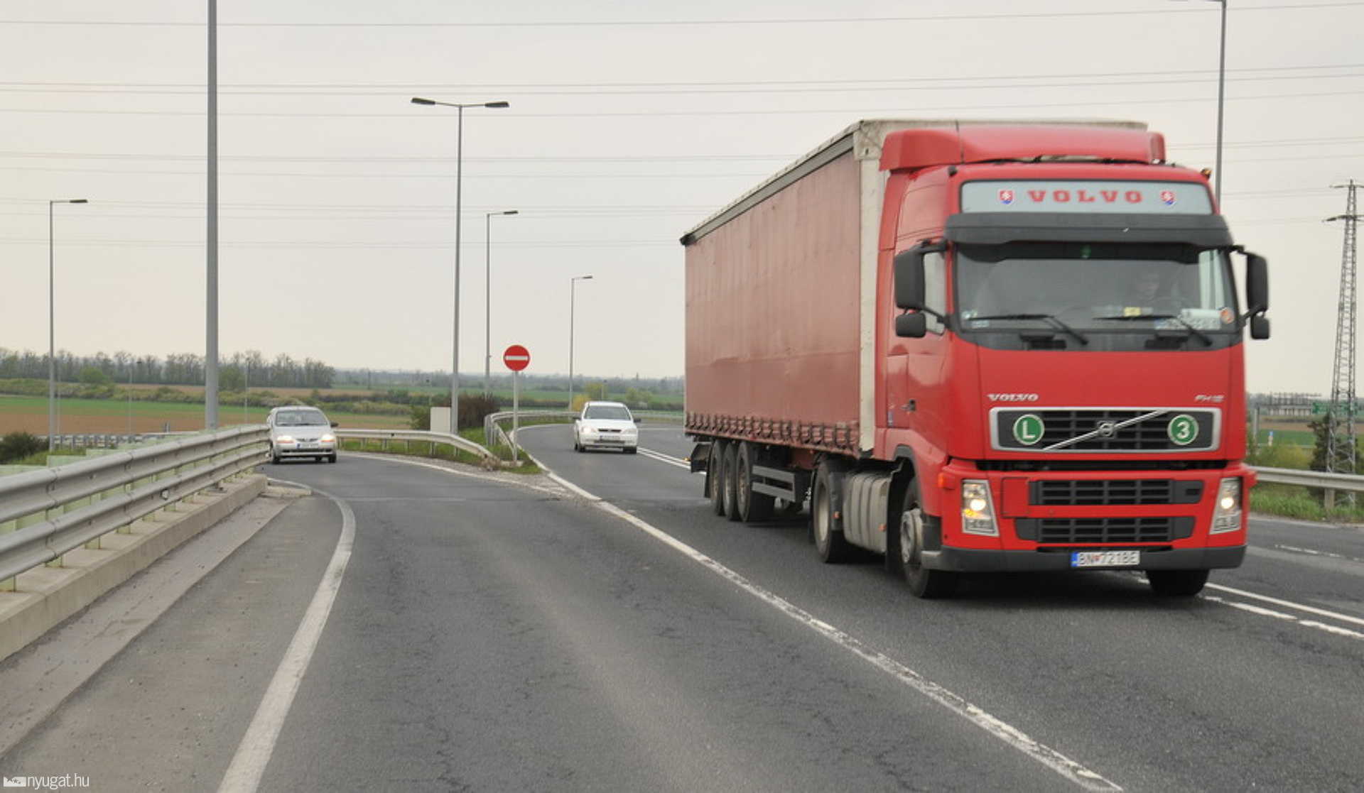 A 87-es és 86-os találkozásánál került a kamion mellé a kisautó