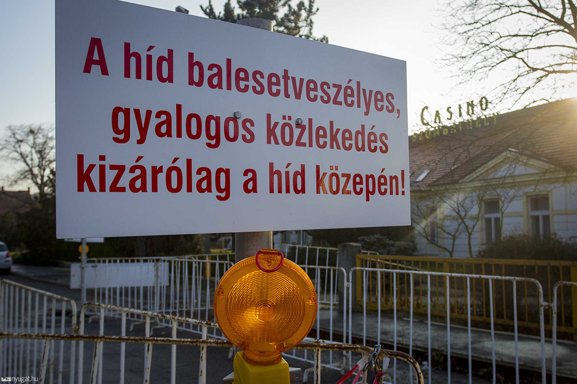Lezárt Gyöngyös híd a Gayer parknál